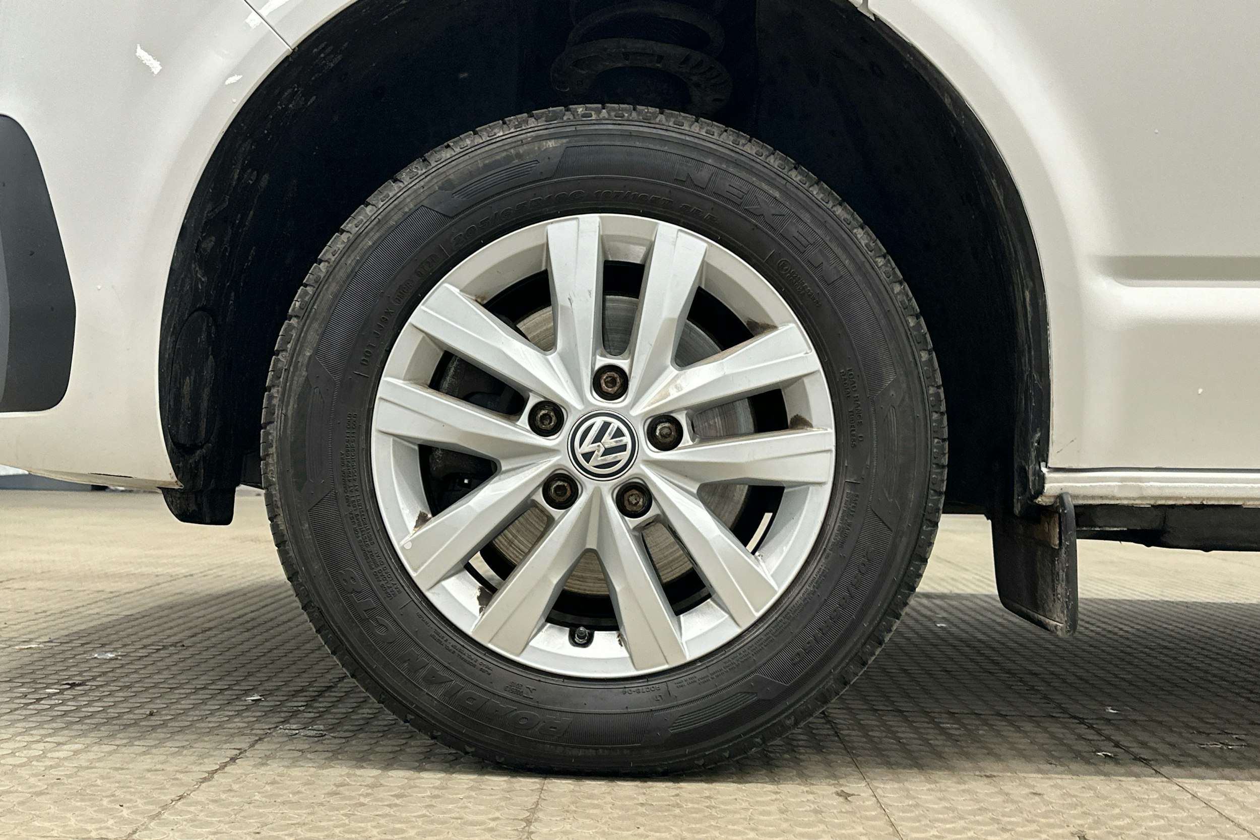 valkoinen Volkswagen Transporter 2020 kuva 9.