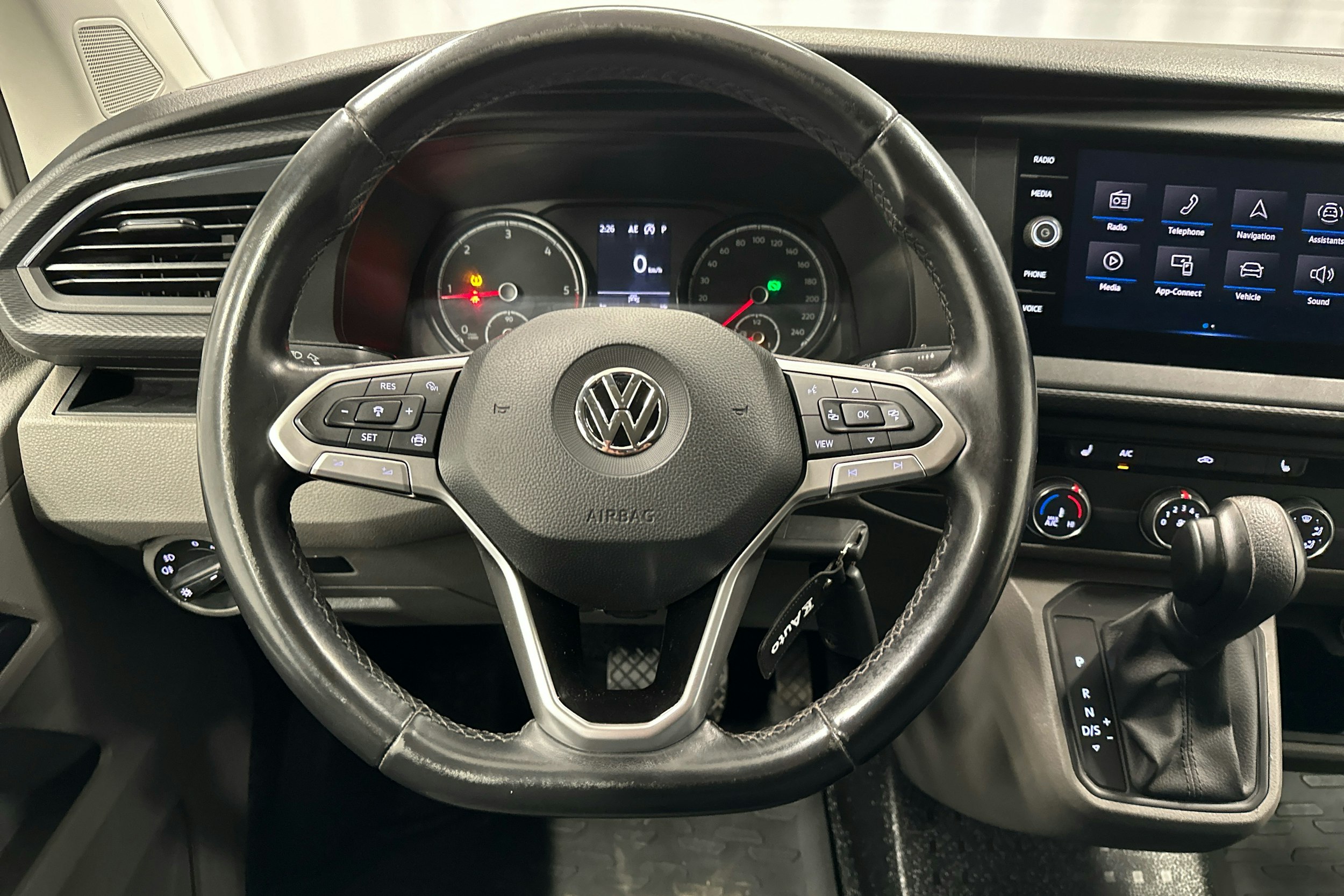 valkoinen Volkswagen Transporter 2020 kuva 11.
