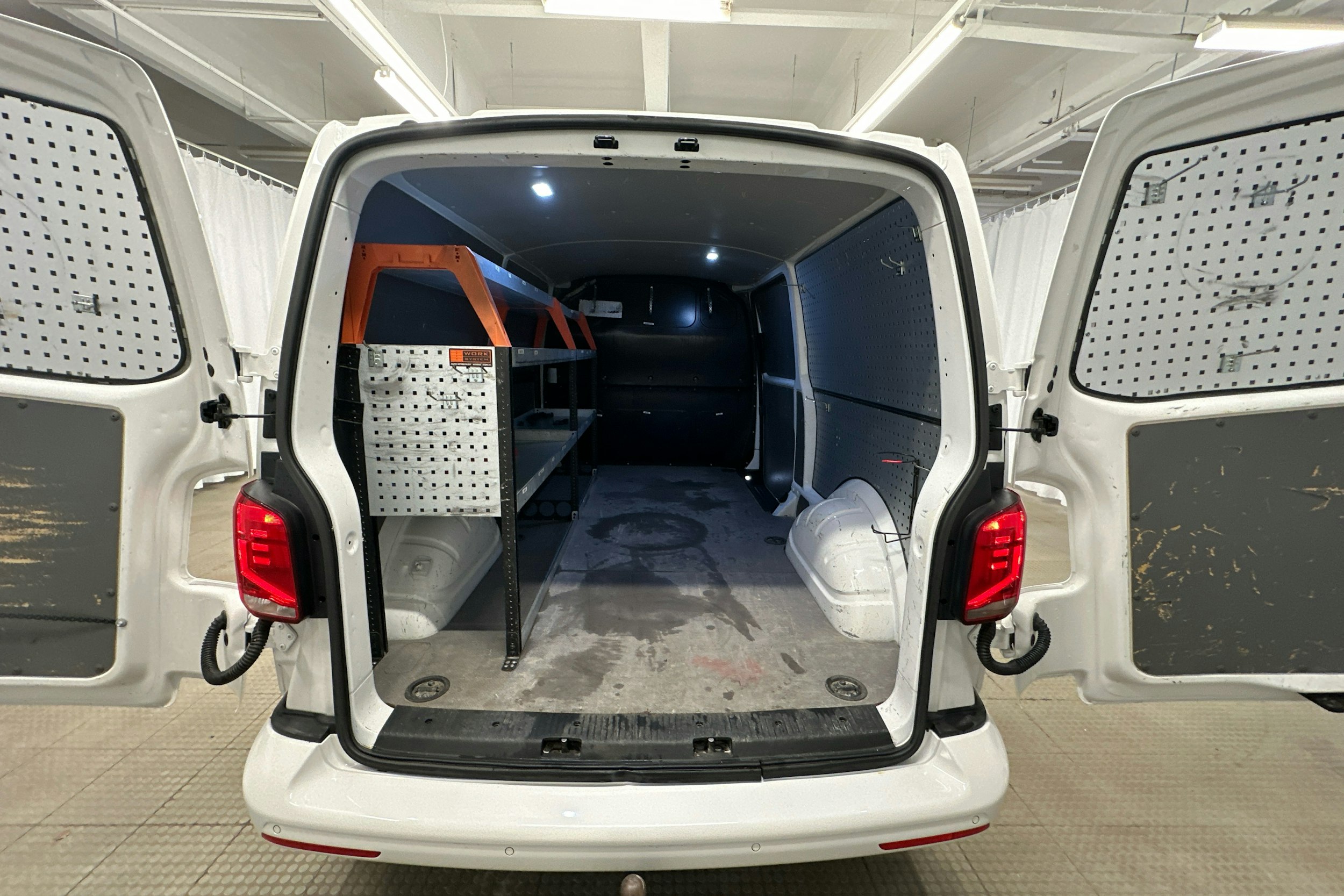 valkoinen Volkswagen Transporter 2020 kuva 19.