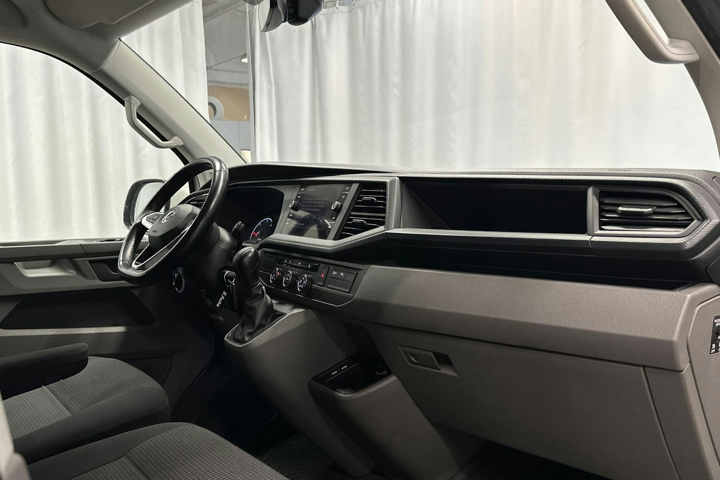 valkoinen Volkswagen Transporter 2020 kuva 10.