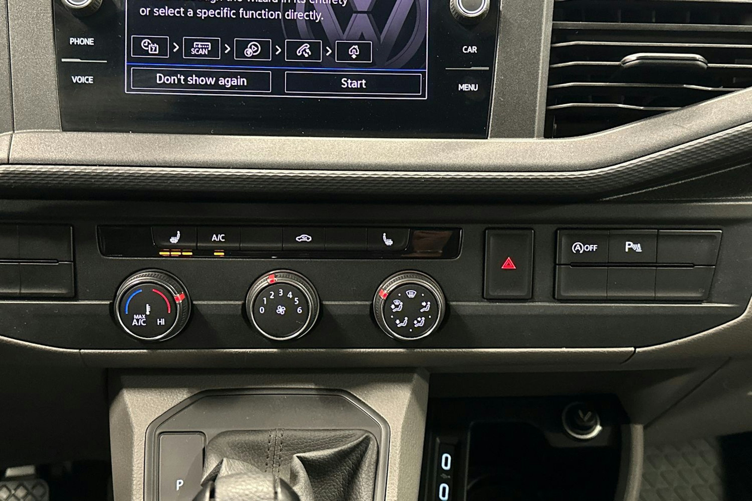 valkoinen Volkswagen Transporter 2020 kuva 15.