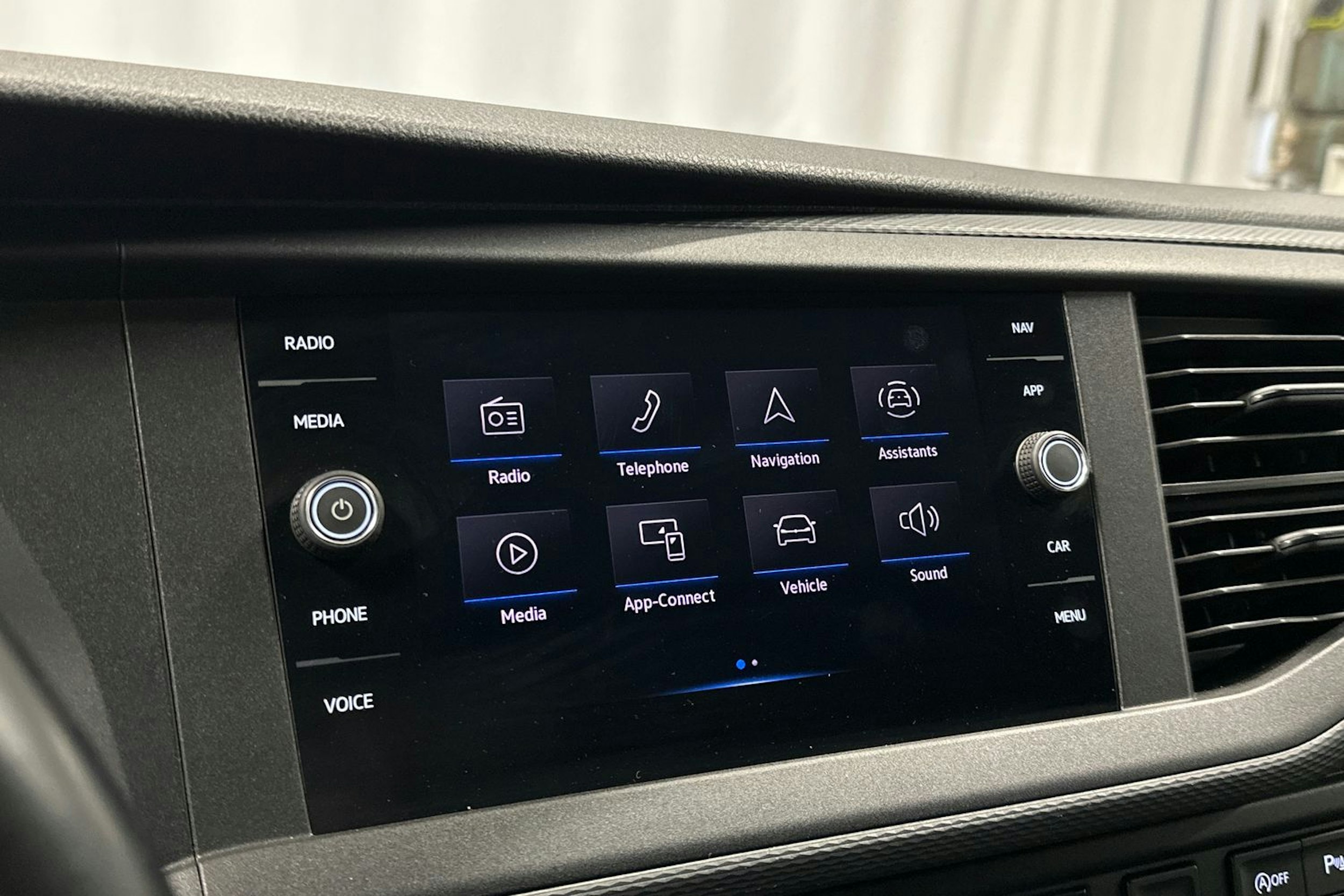 valkoinen Volkswagen Transporter 2020 kuva 16.