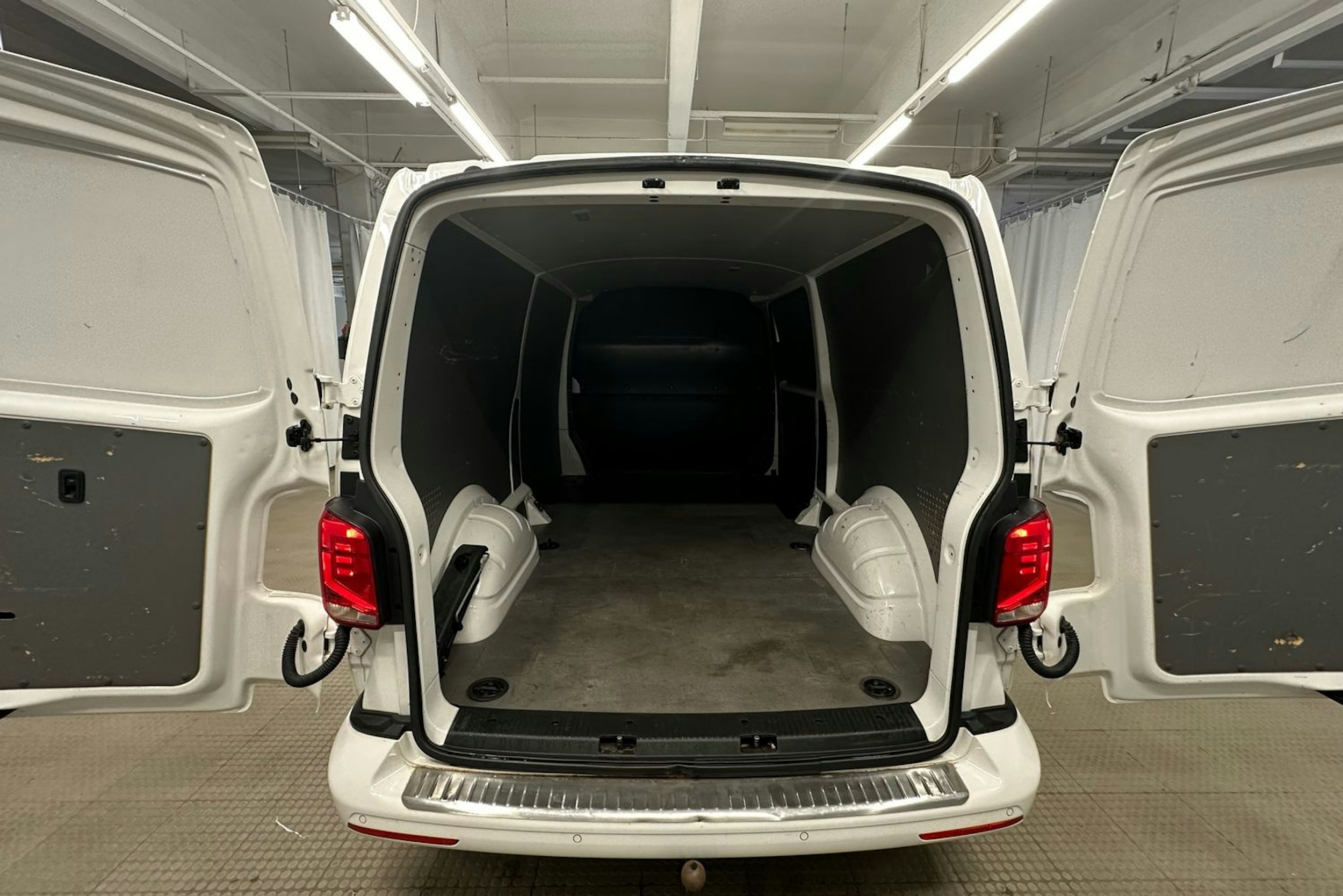 valkoinen Volkswagen Transporter 2020 kuva 20.