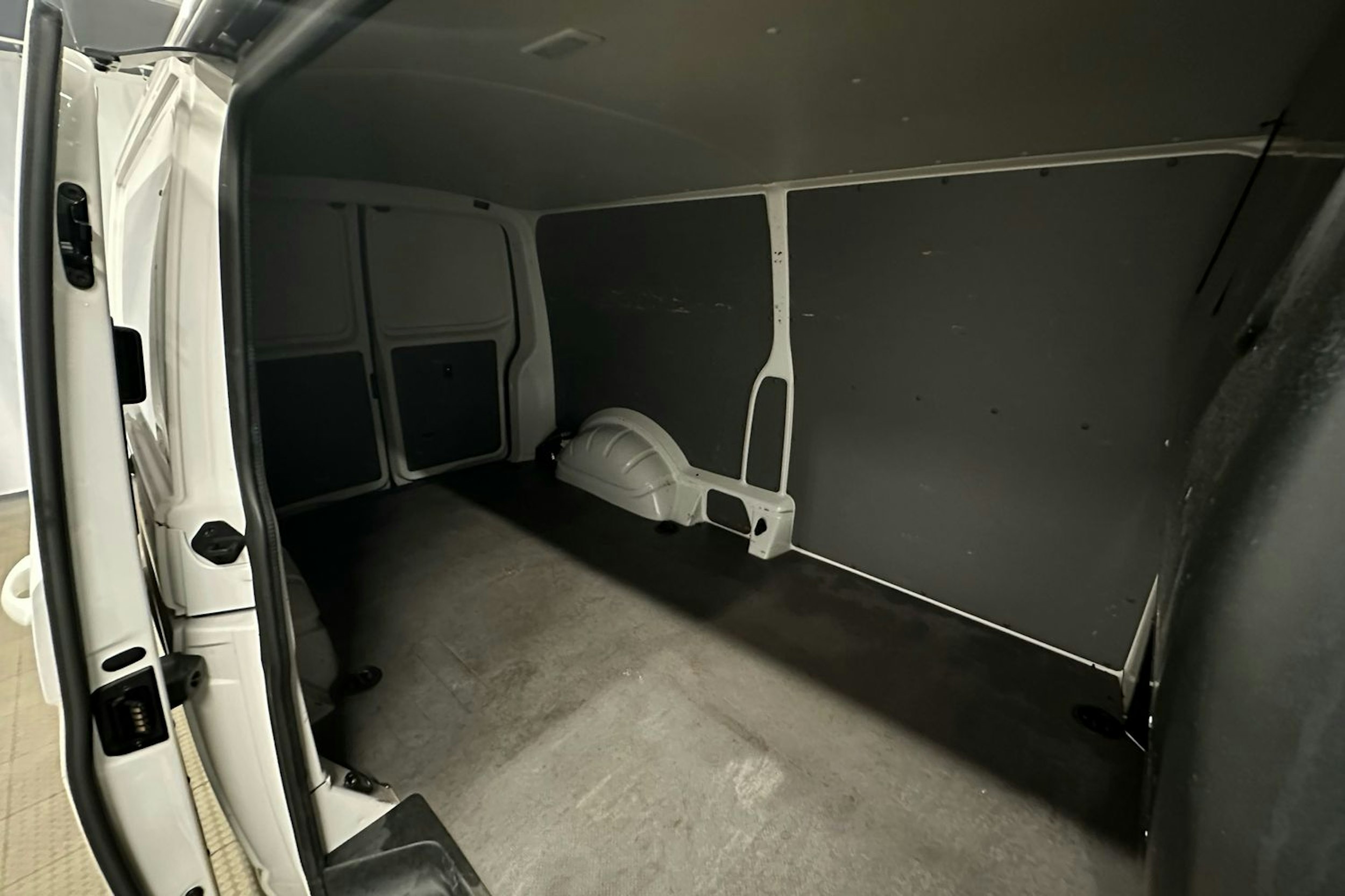 valkoinen Volkswagen Transporter 2020 kuva 21.