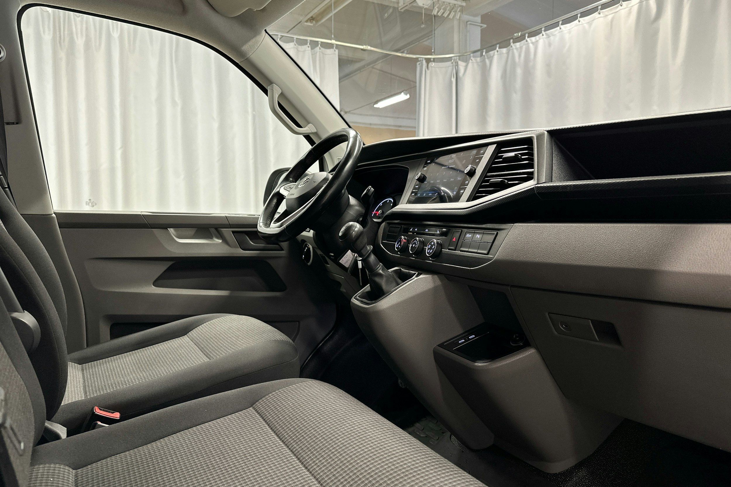 valkoinen Volkswagen Transporter 2020 kuva 6.