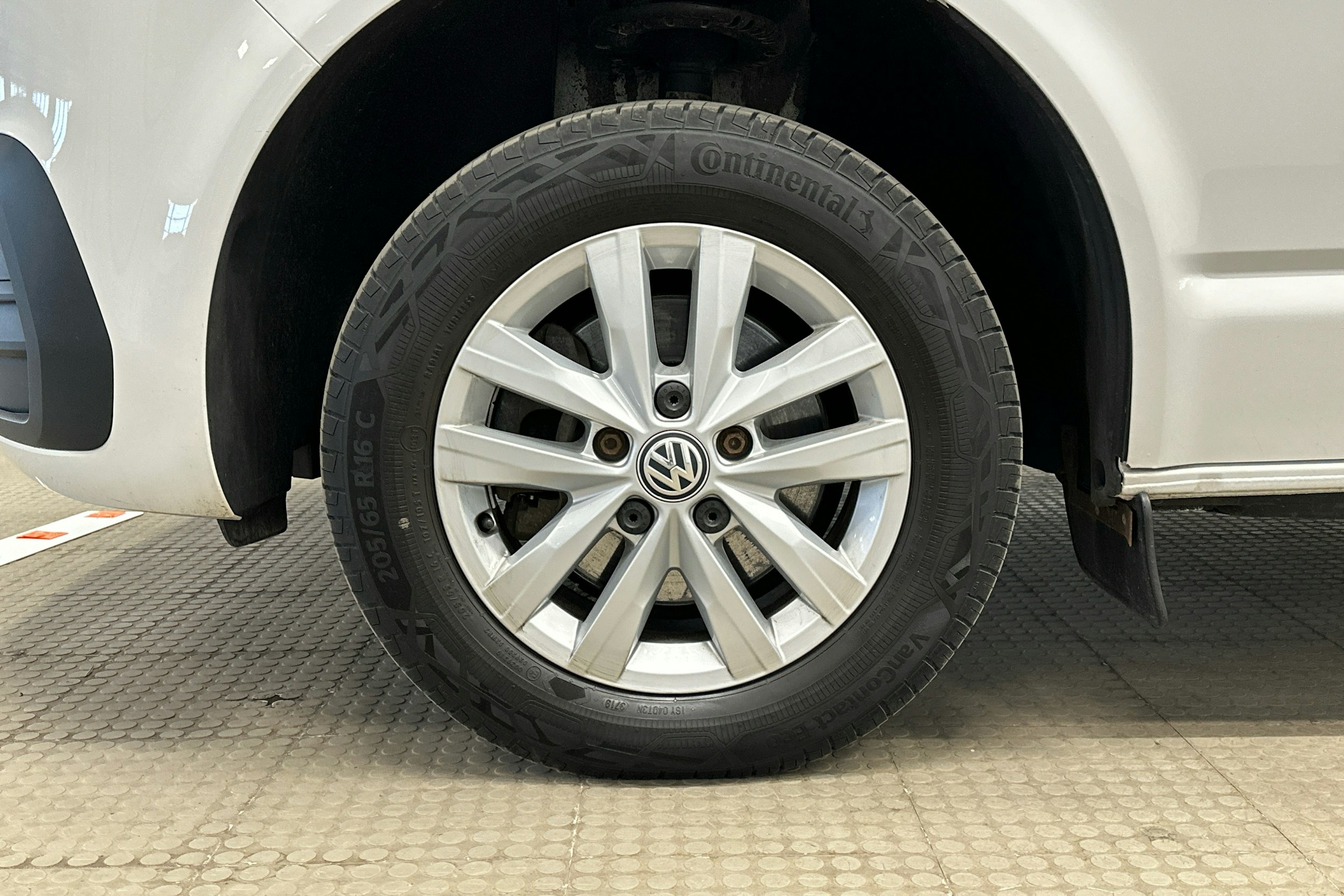 valkoinen Volkswagen Transporter 2020 kuva 9.