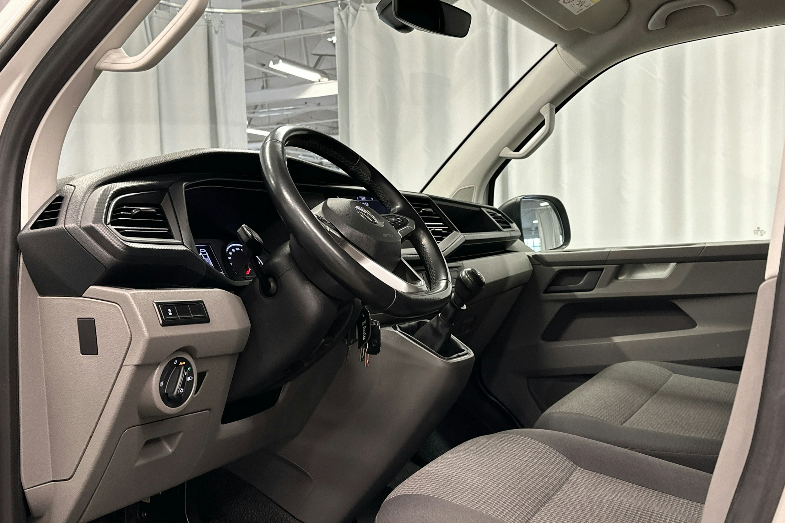 valkoinen Volkswagen Transporter 2020 kuva 10.