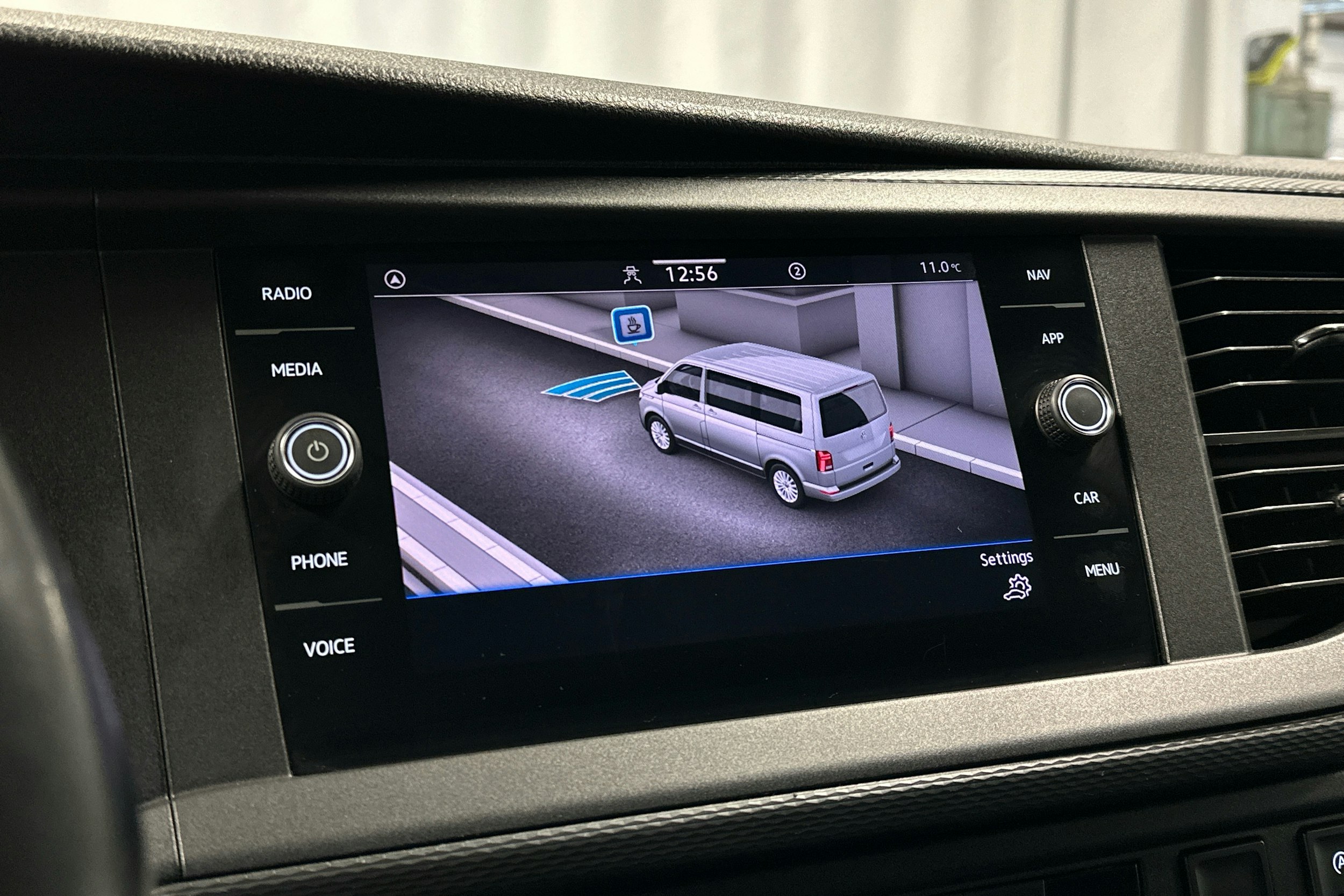 valkoinen Volkswagen Transporter 2020 kuva 15.