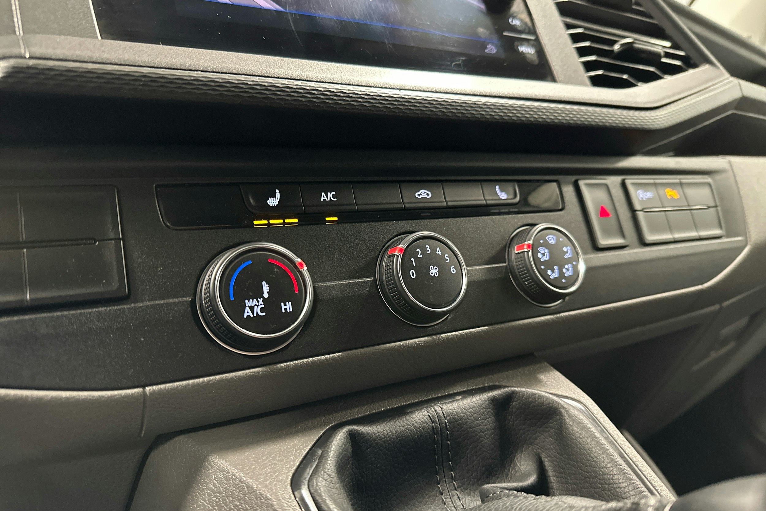 valkoinen Volkswagen Transporter 2020 kuva 16.