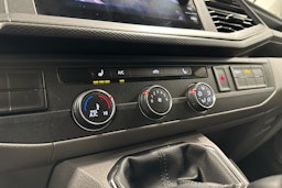 valkoinen Volkswagen Transporter 2020 kuva 16.