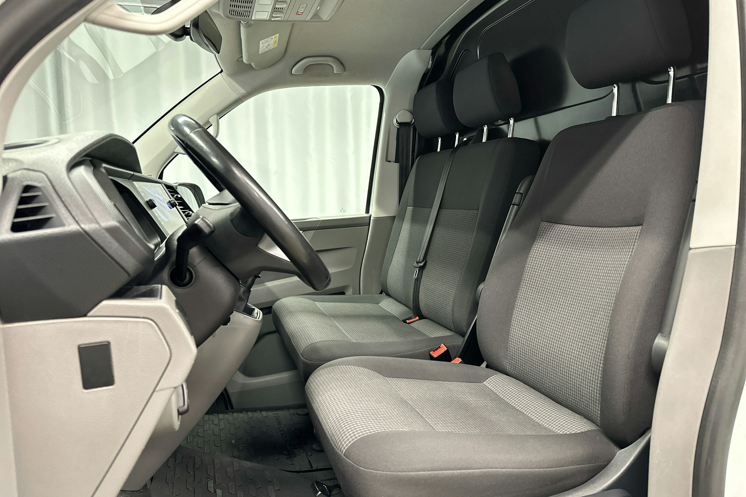 valkoinen Volkswagen Transporter 2020 kuva 18.
