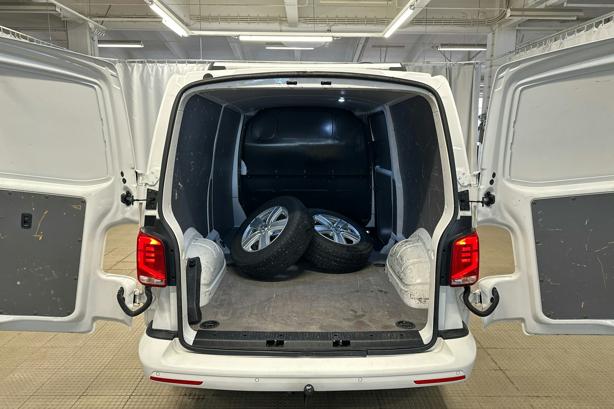 valkoinen Volkswagen Transporter 2020 kuva 19.