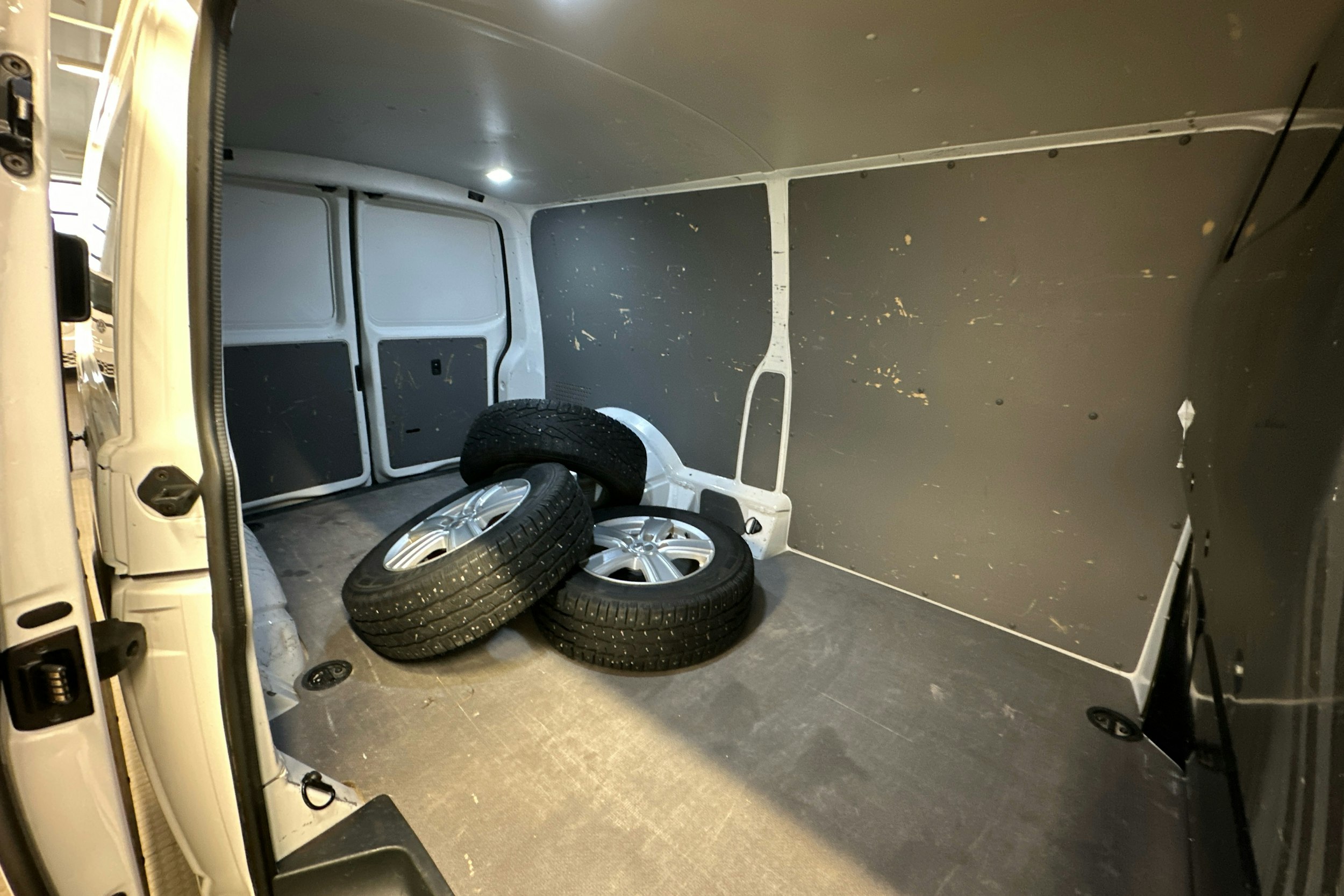 valkoinen Volkswagen Transporter 2020 kuva 20.