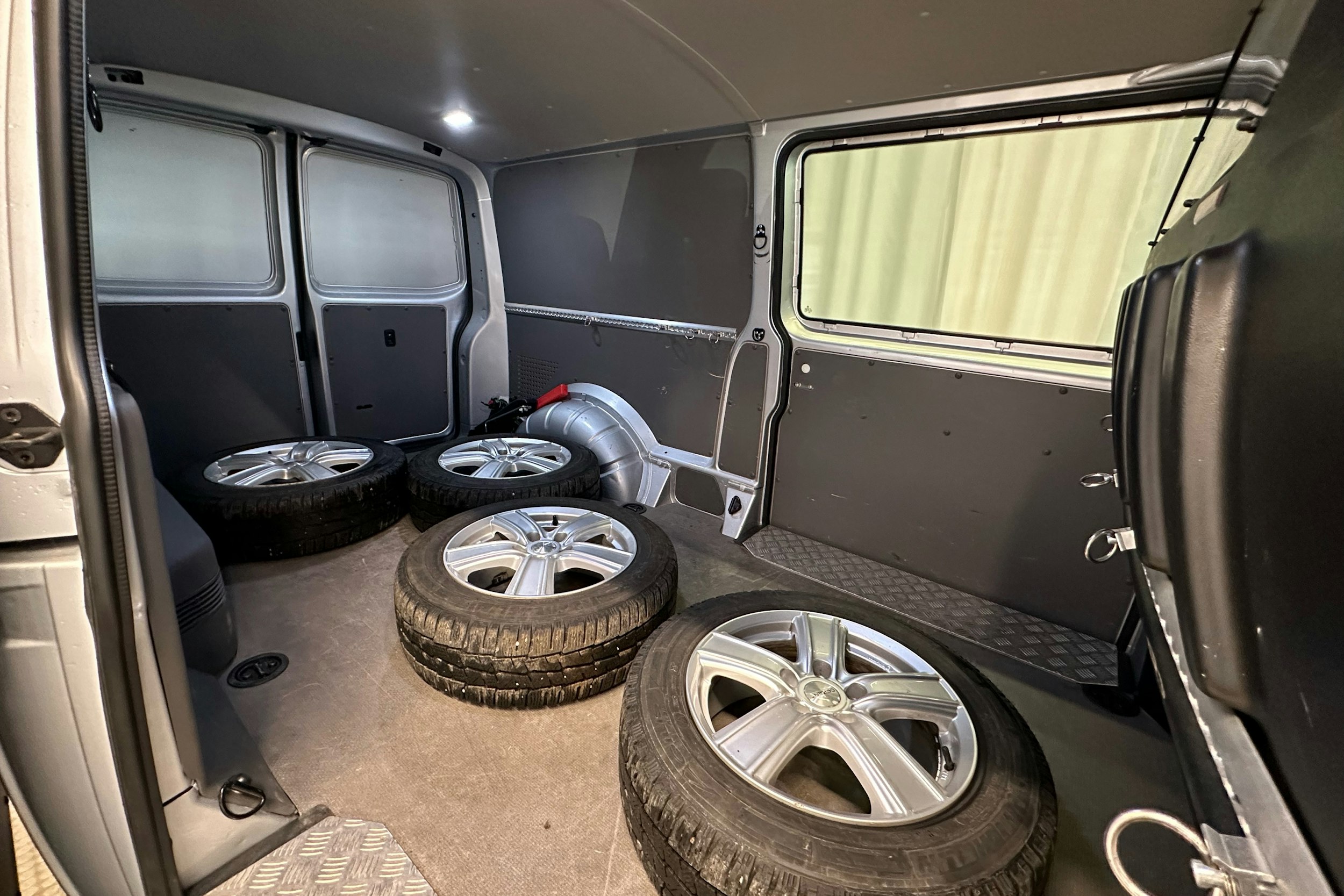 hopea Volkswagen Transporter 2020 kuva 21.