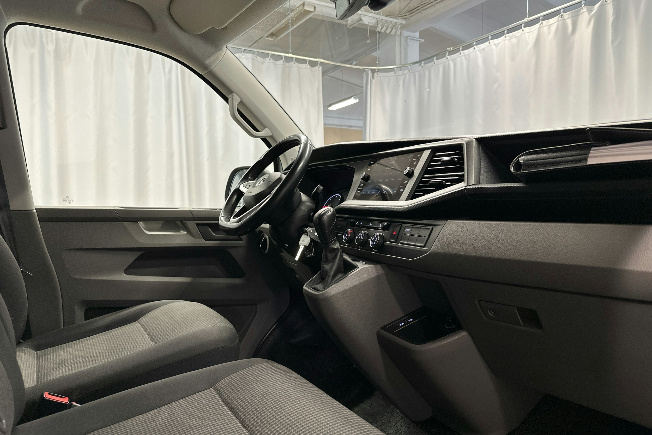 valkoinen Volkswagen Transporter 2020 kuva 6.