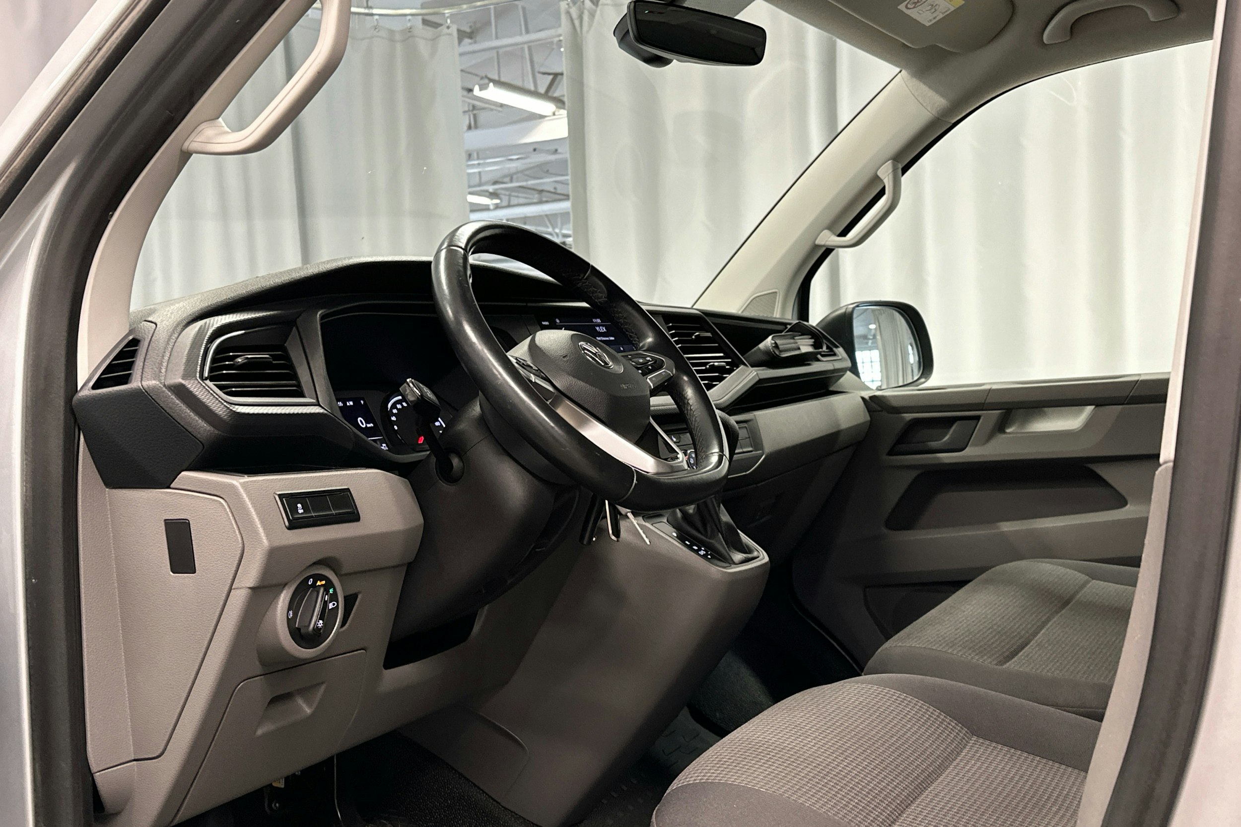 valkoinen Volkswagen Transporter 2020 kuva 9.