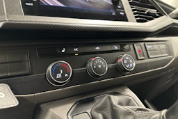 valkoinen Volkswagen Transporter 2020 kuva 15.