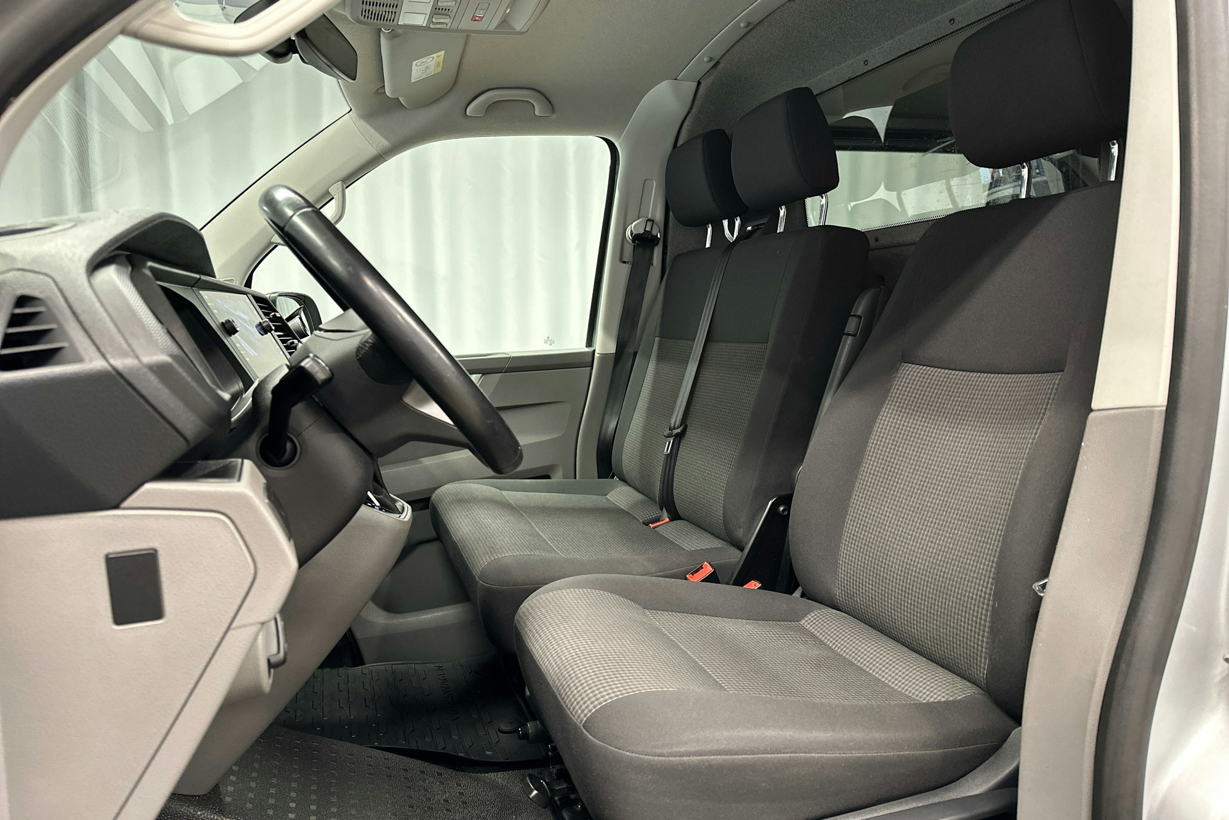 valkoinen Volkswagen Transporter 2020 kuva 17.