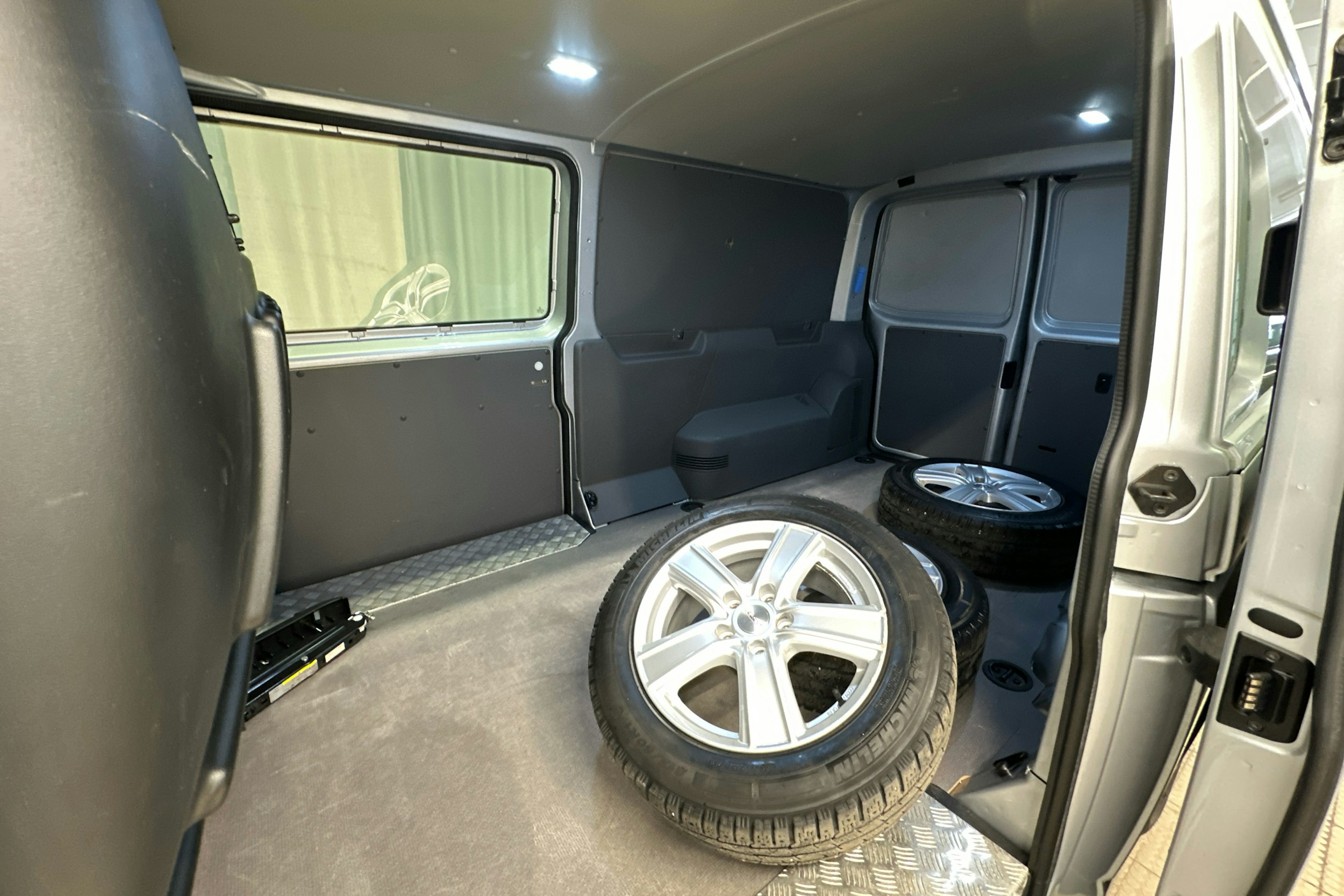 valkoinen Volkswagen Transporter 2020 kuva 18.