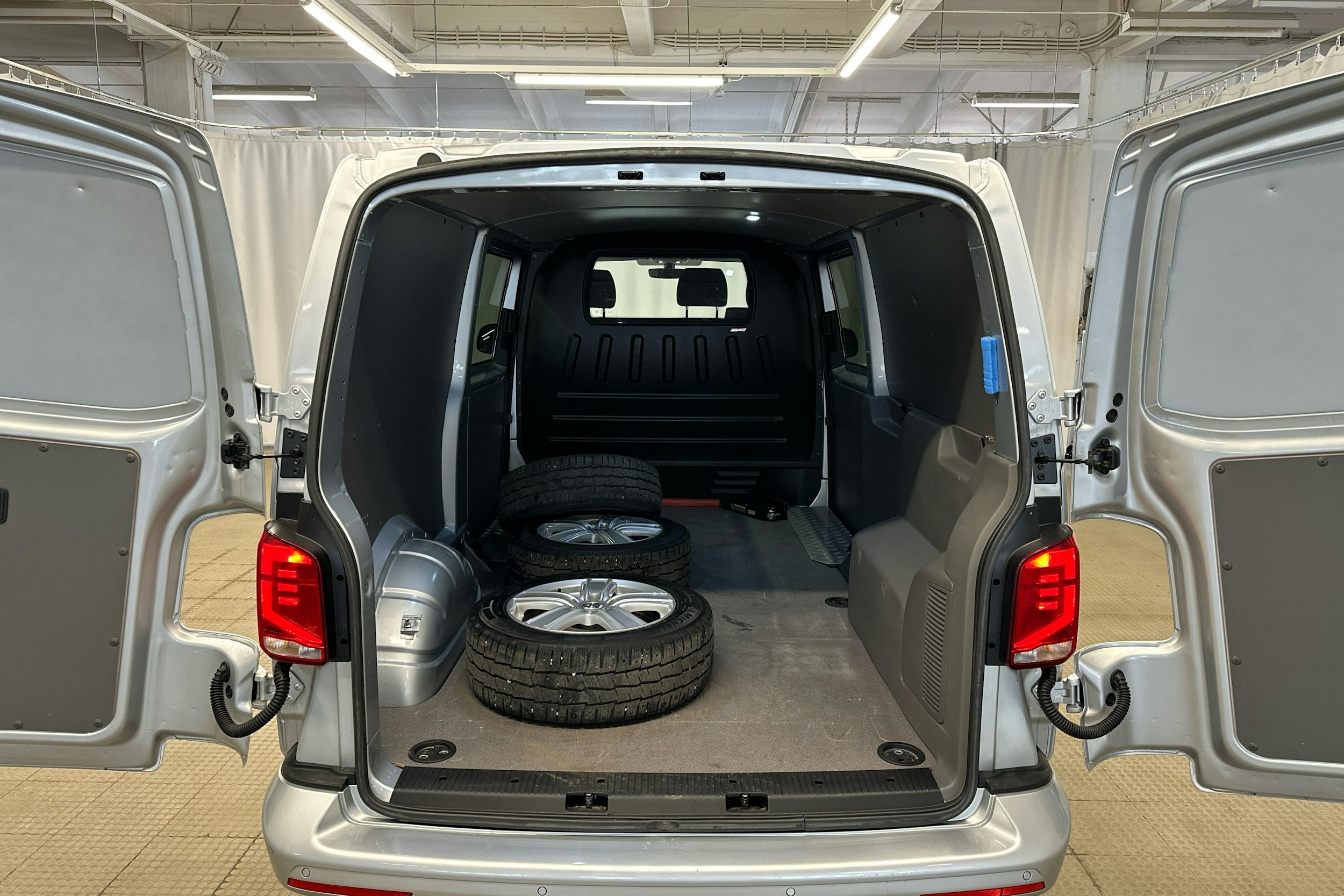 valkoinen Volkswagen Transporter 2020 kuva 19.