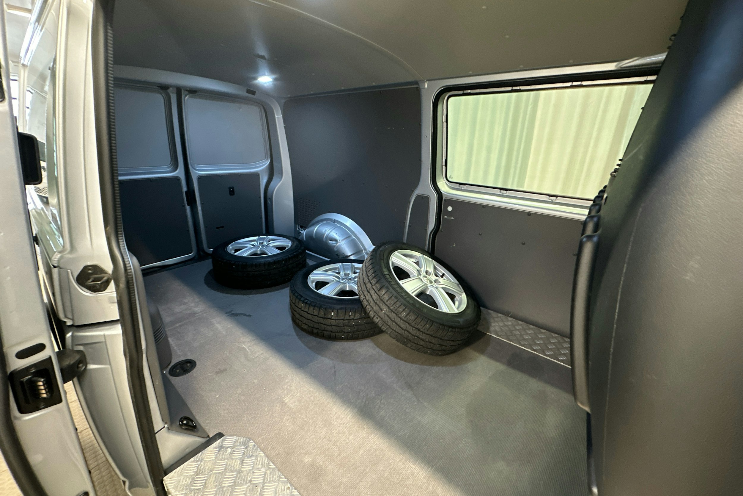 valkoinen Volkswagen Transporter 2020 kuva 20.