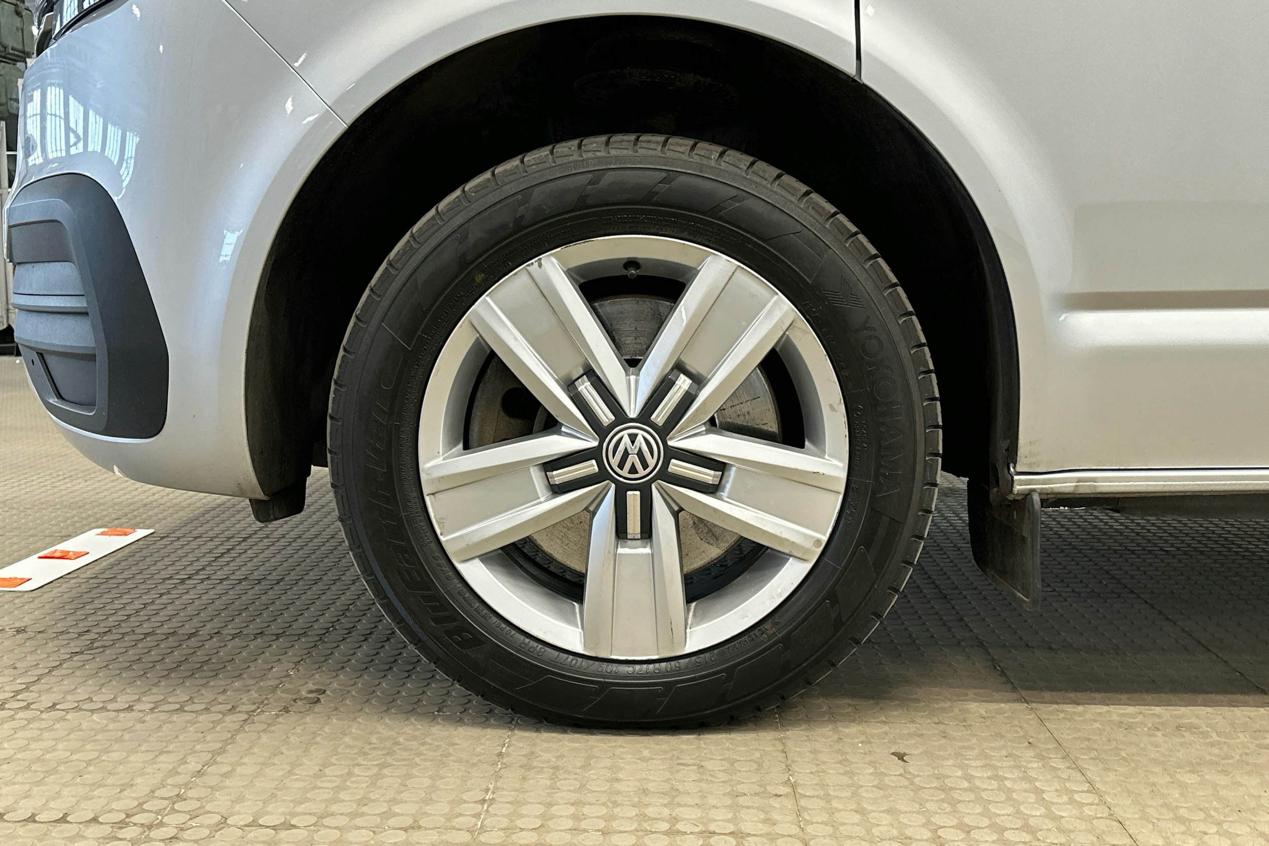 valkoinen Volkswagen Transporter 2020 kuva 21.
