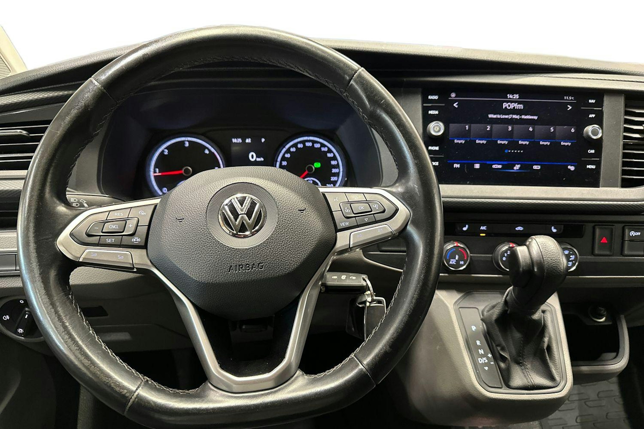 valkoinen Volkswagen Transporter 2020 kuva 9.