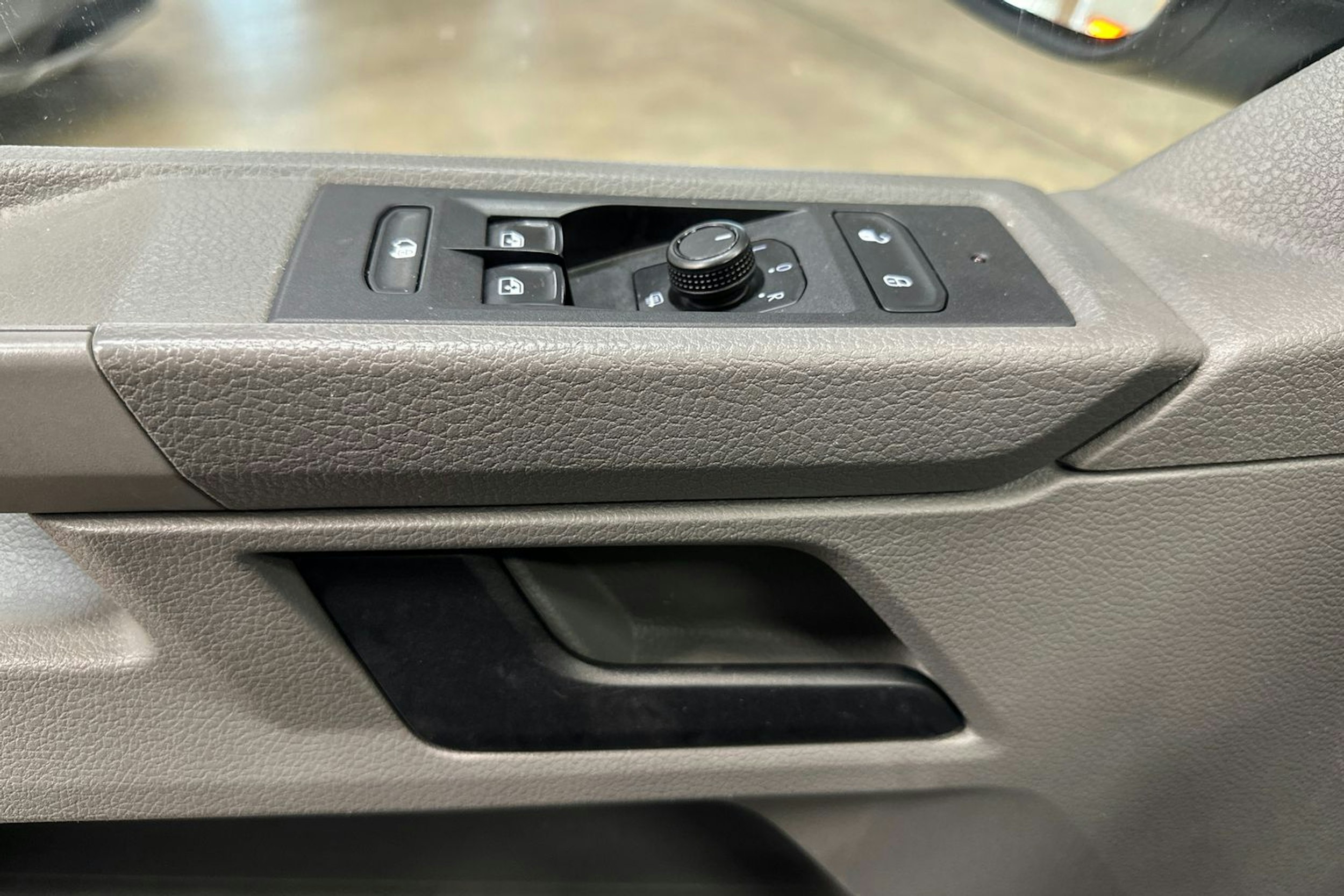 valkoinen Volkswagen Transporter 2020 kuva 12.