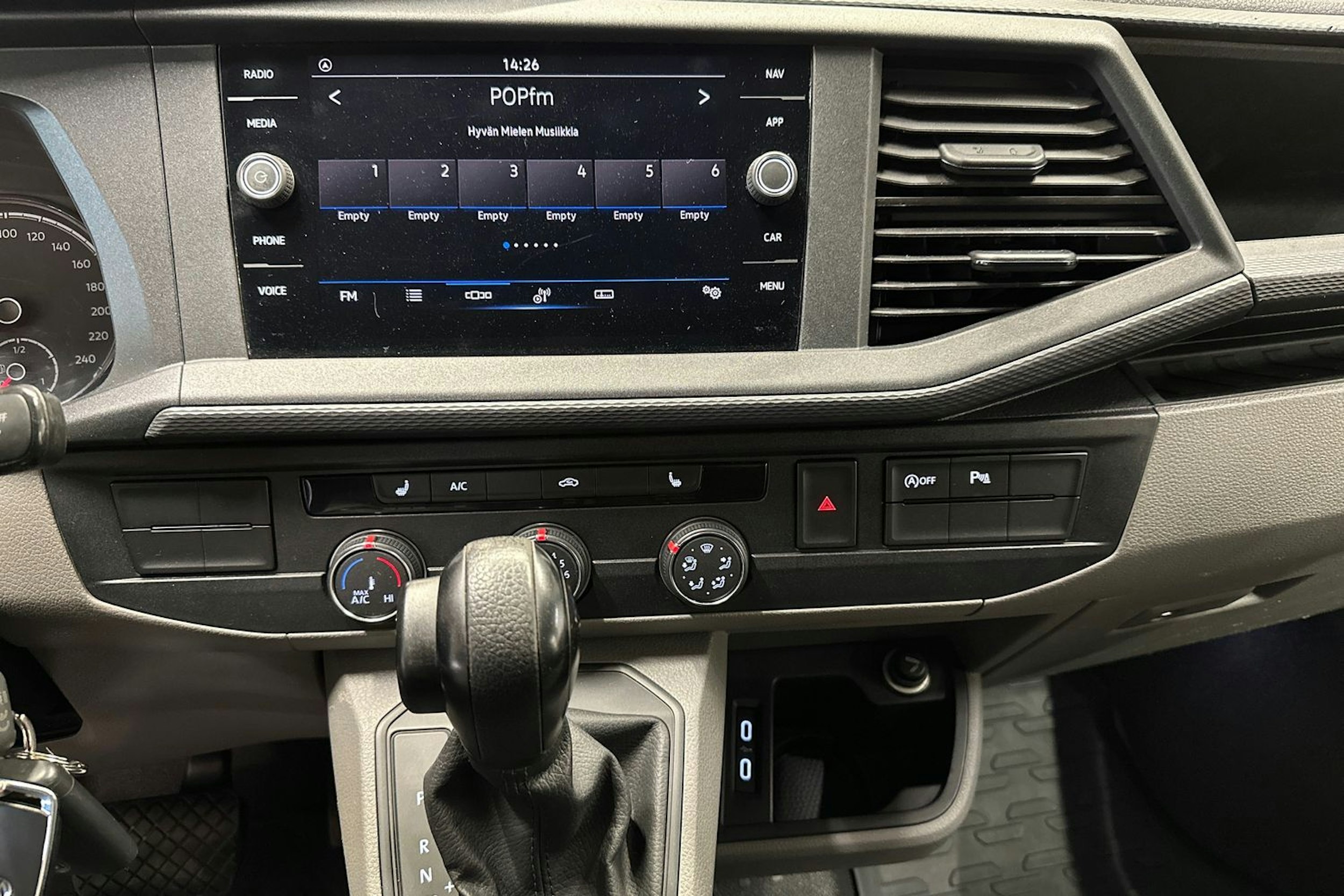 valkoinen Volkswagen Transporter 2020 kuva 16.