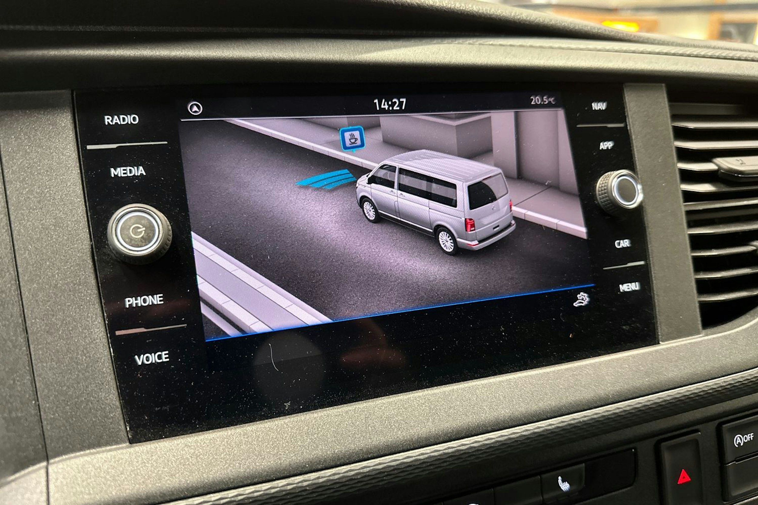 valkoinen Volkswagen Transporter 2020 kuva 18.