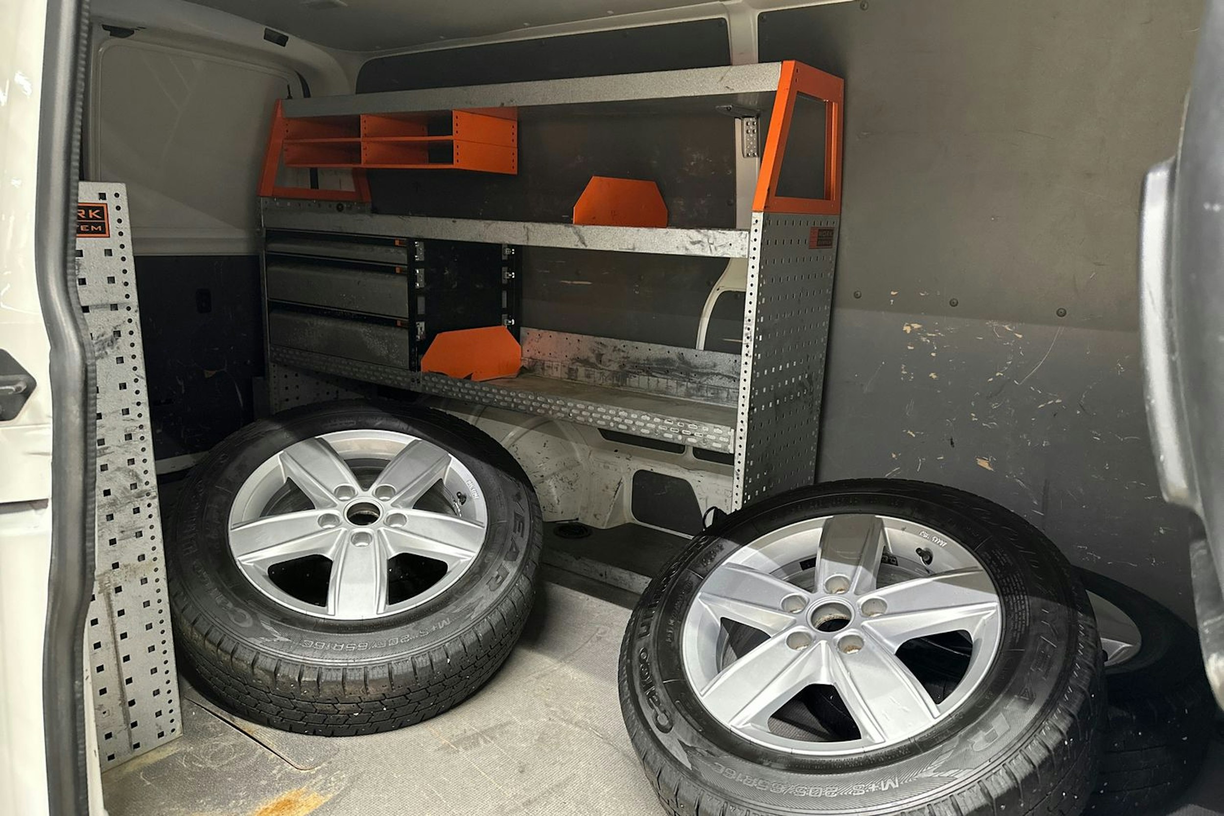 valkoinen Volkswagen Transporter 2020 kuva 23.