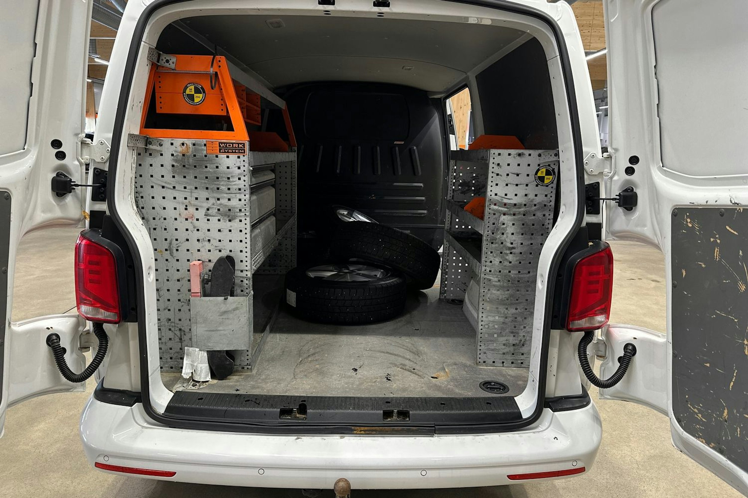 valkoinen Volkswagen Transporter 2020 kuva 24.
