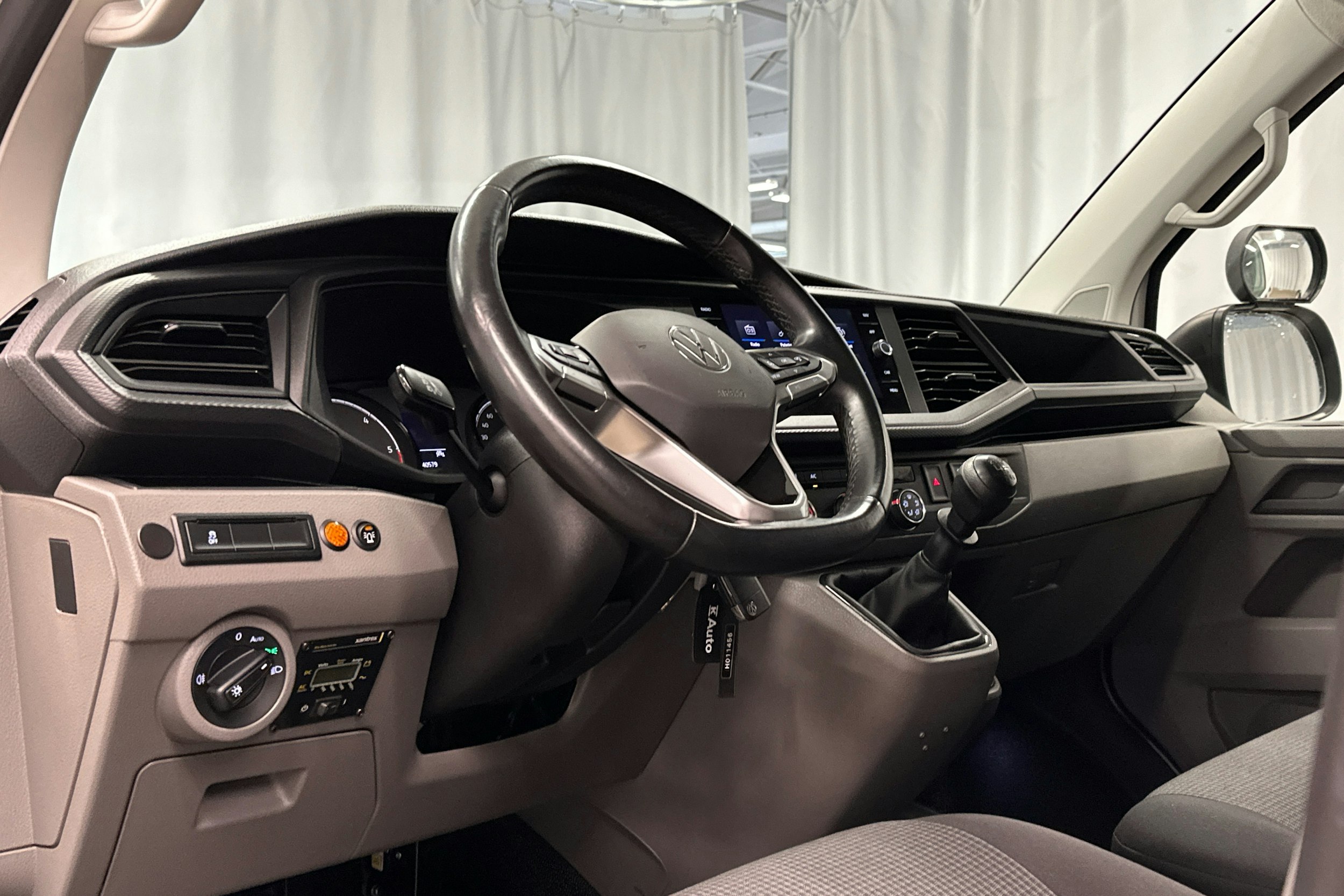 valkoinen Volkswagen Transporter 2020 kuva 6.