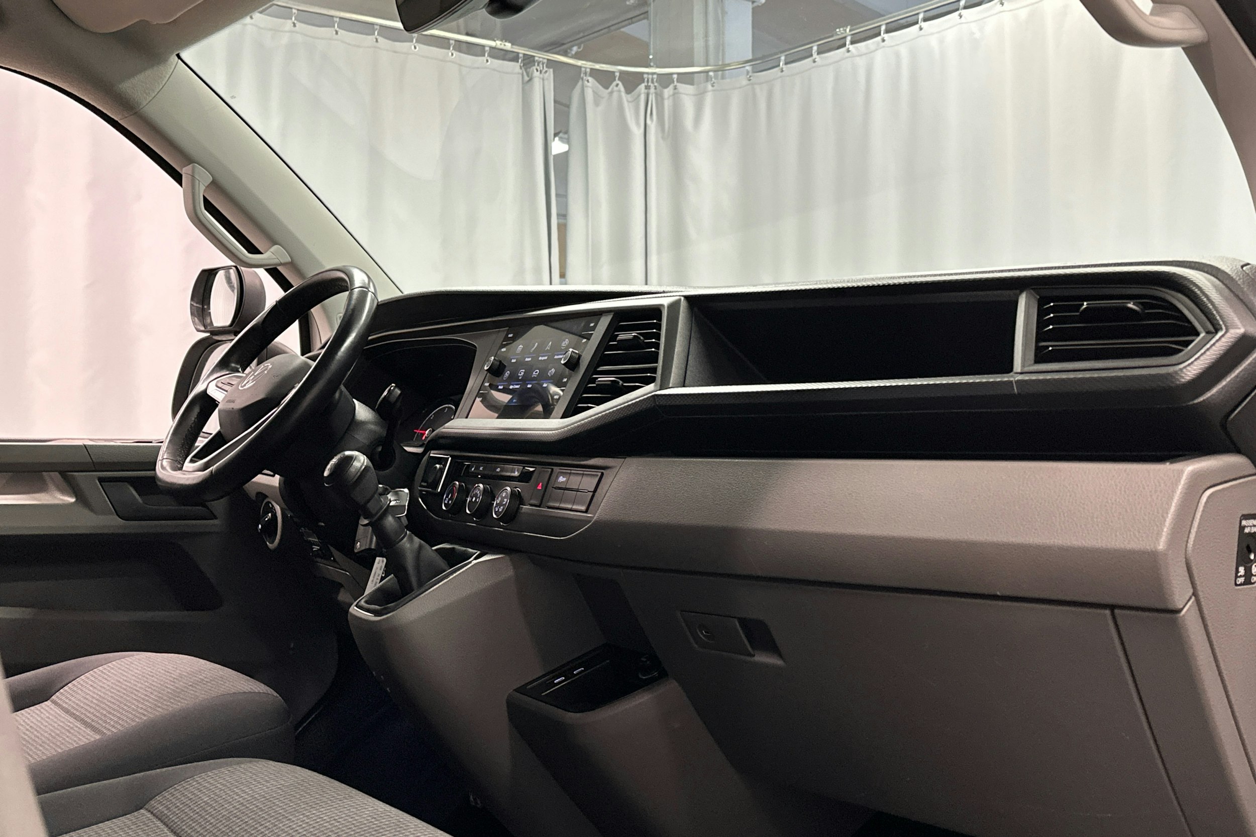 valkoinen Volkswagen Transporter 2020 kuva 8.