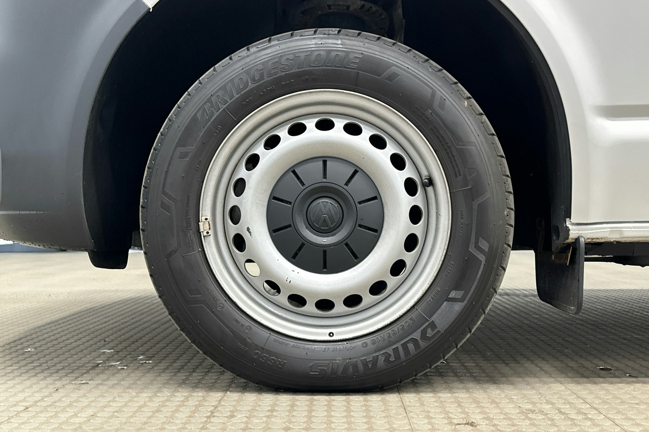 valkoinen Volkswagen Transporter 2020 kuva 9.