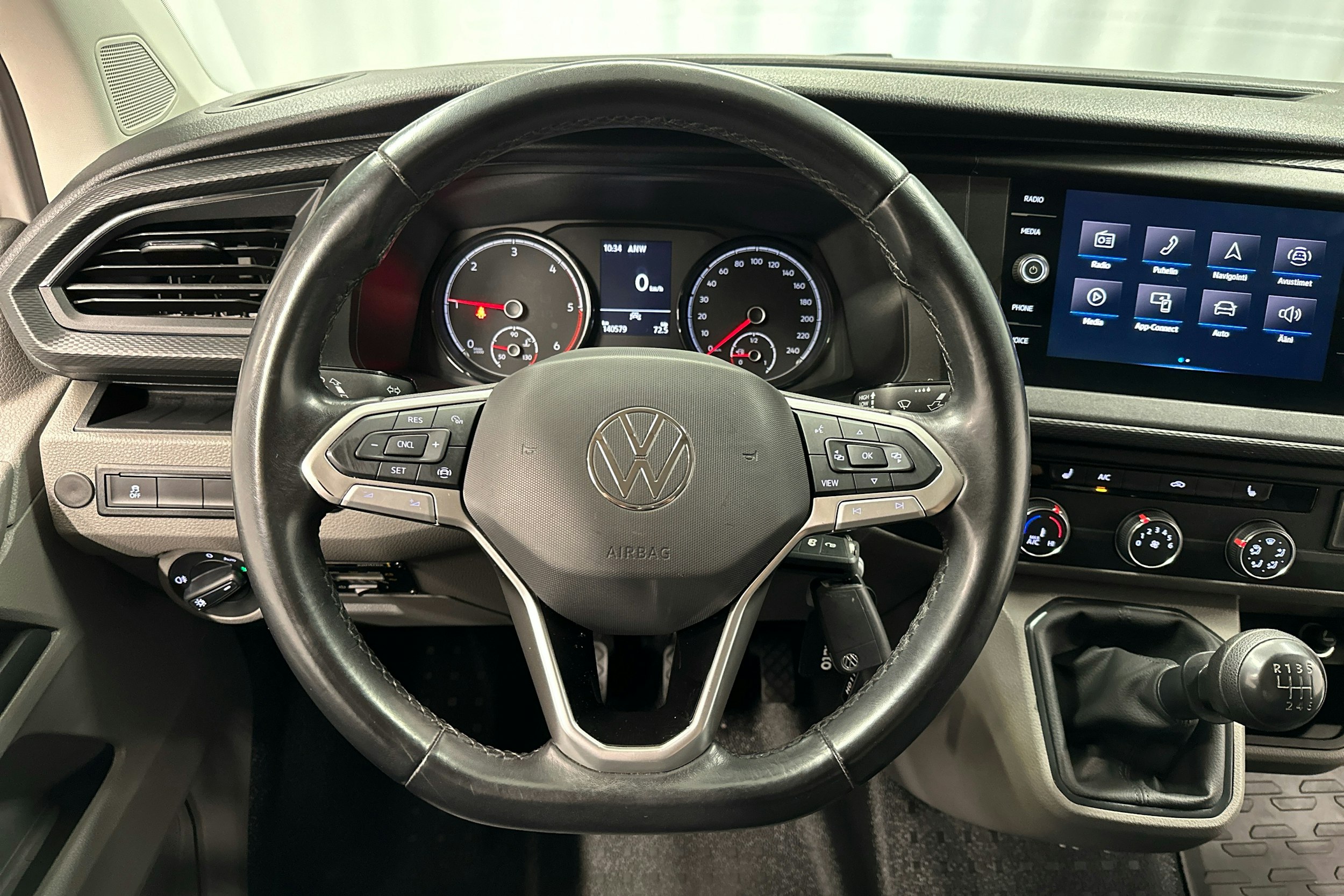 valkoinen Volkswagen Transporter 2020 kuva 12.