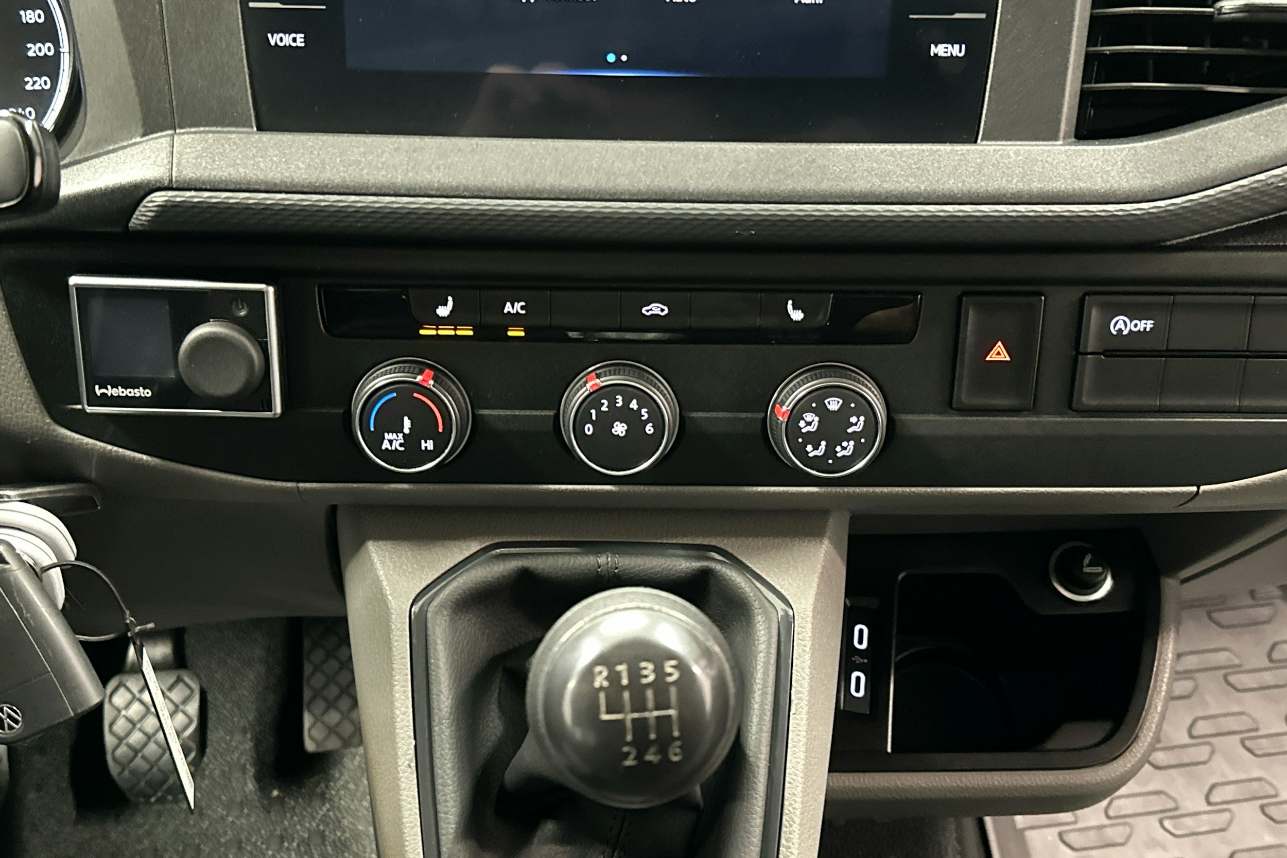 valkoinen Volkswagen Transporter 2020 kuva 16.