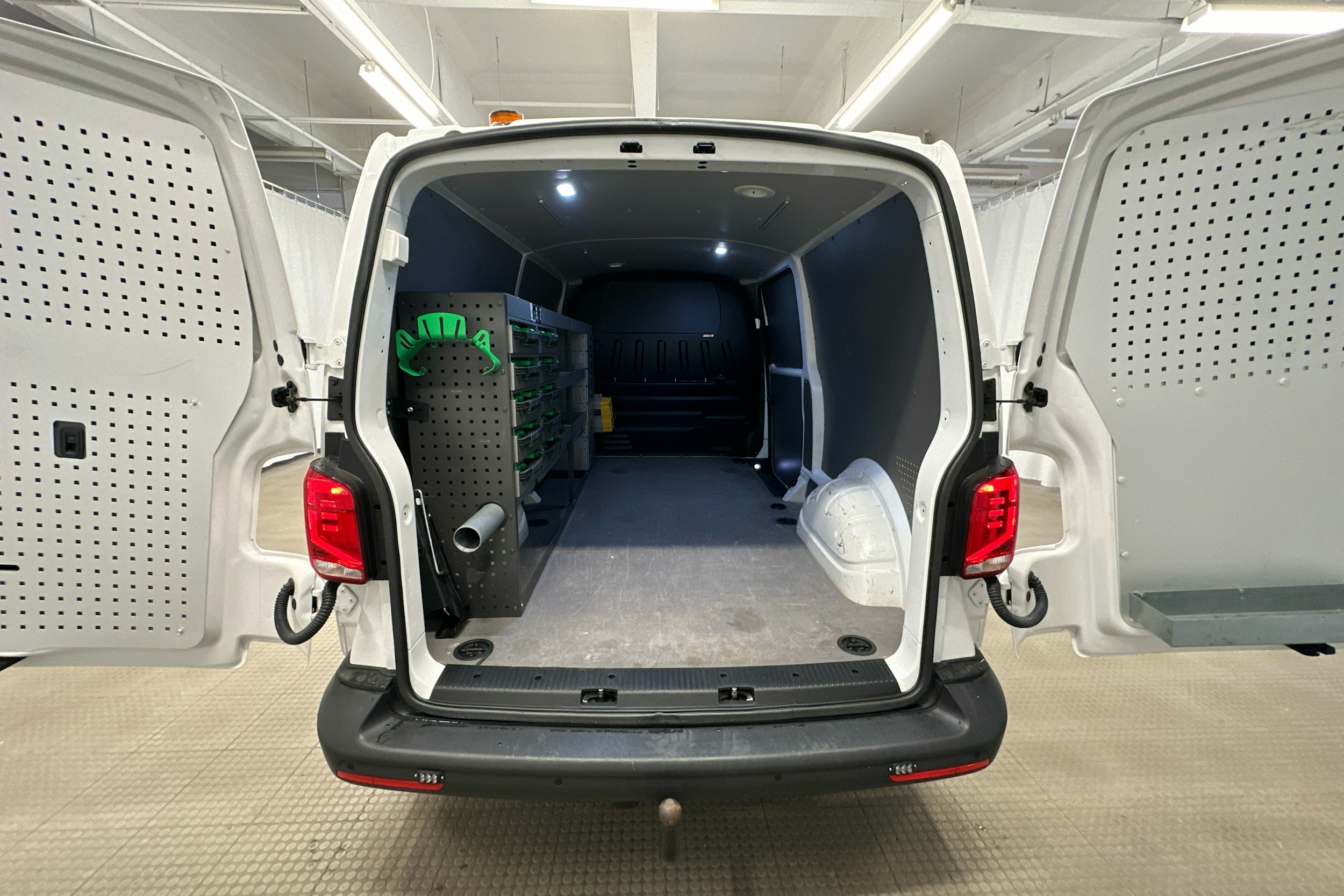 valkoinen Volkswagen Transporter 2020 kuva 23.