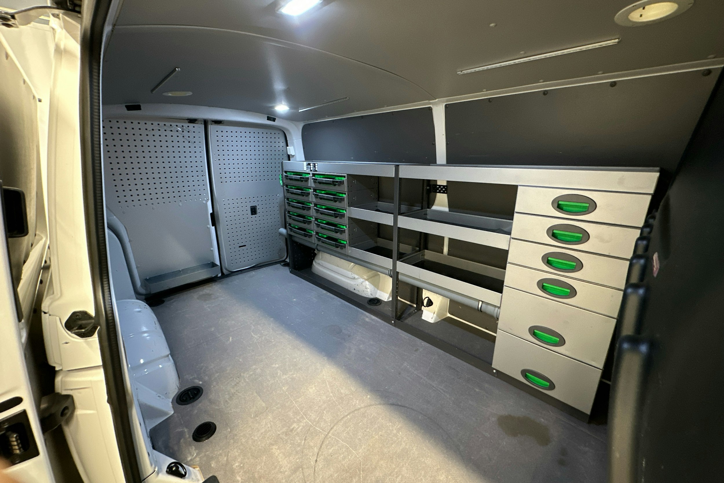 valkoinen Volkswagen Transporter 2020 kuva 24.