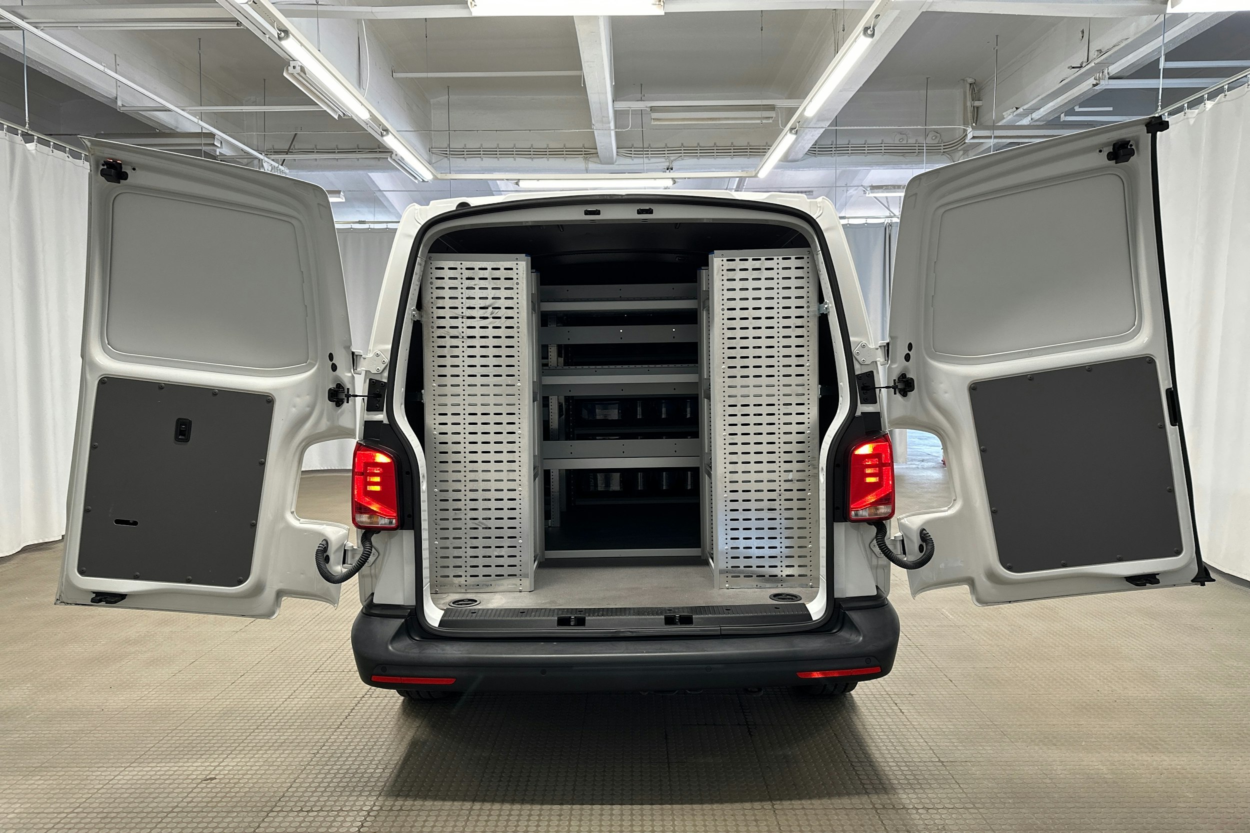 valkoinen Volkswagen Transporter 2020 kuva 9.