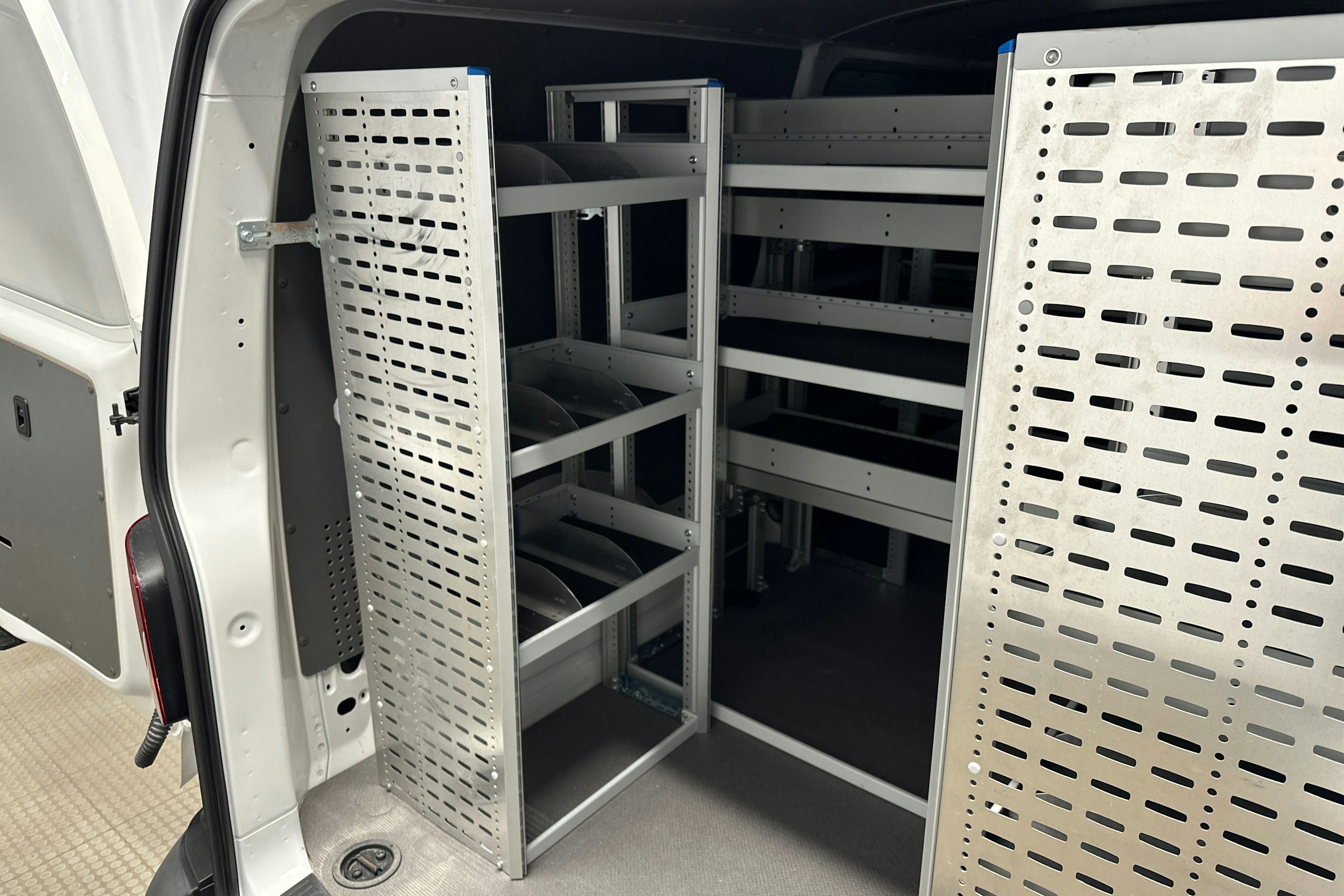 valkoinen Volkswagen Transporter 2020 kuva 11.