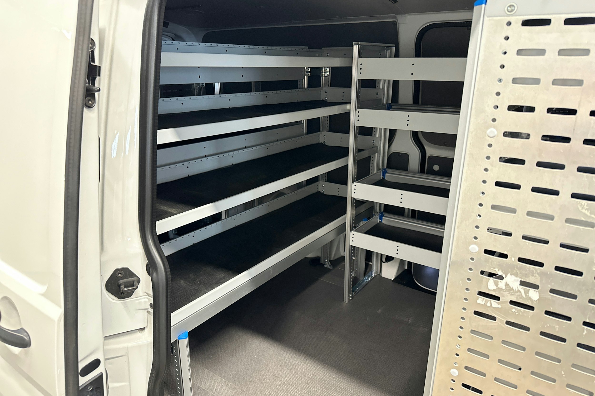 valkoinen Volkswagen Transporter 2020 kuva 12.