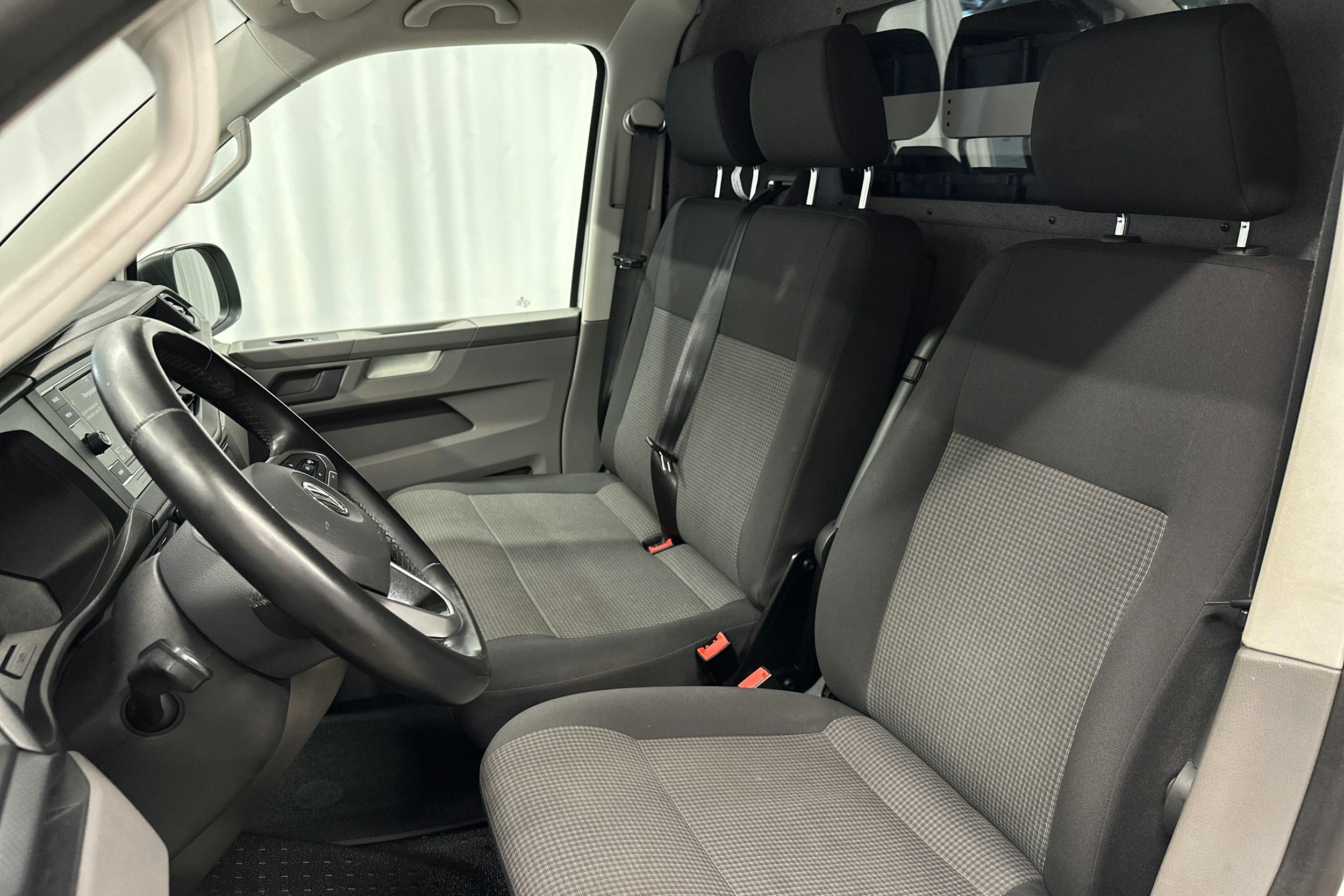 valkoinen Volkswagen Transporter 2020 kuva 15.