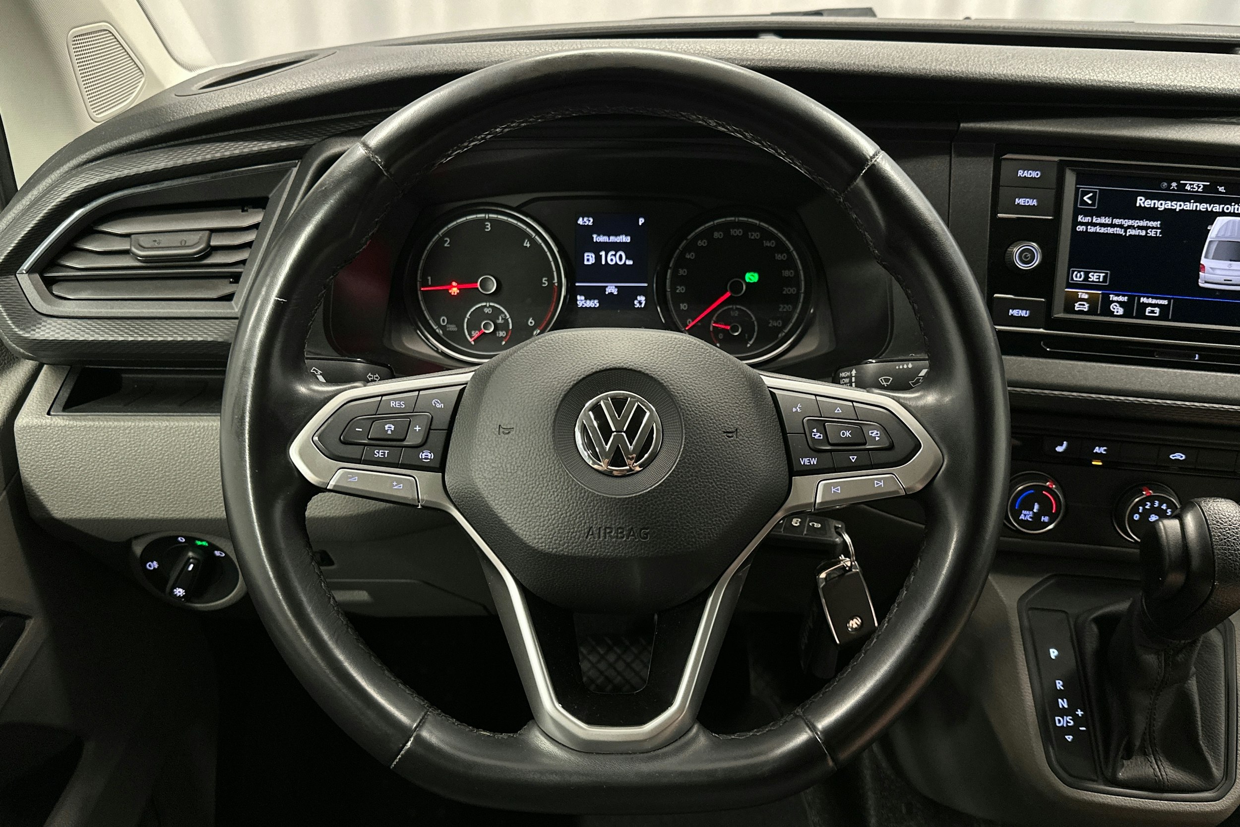valkoinen Volkswagen Transporter 2020 kuva 16.