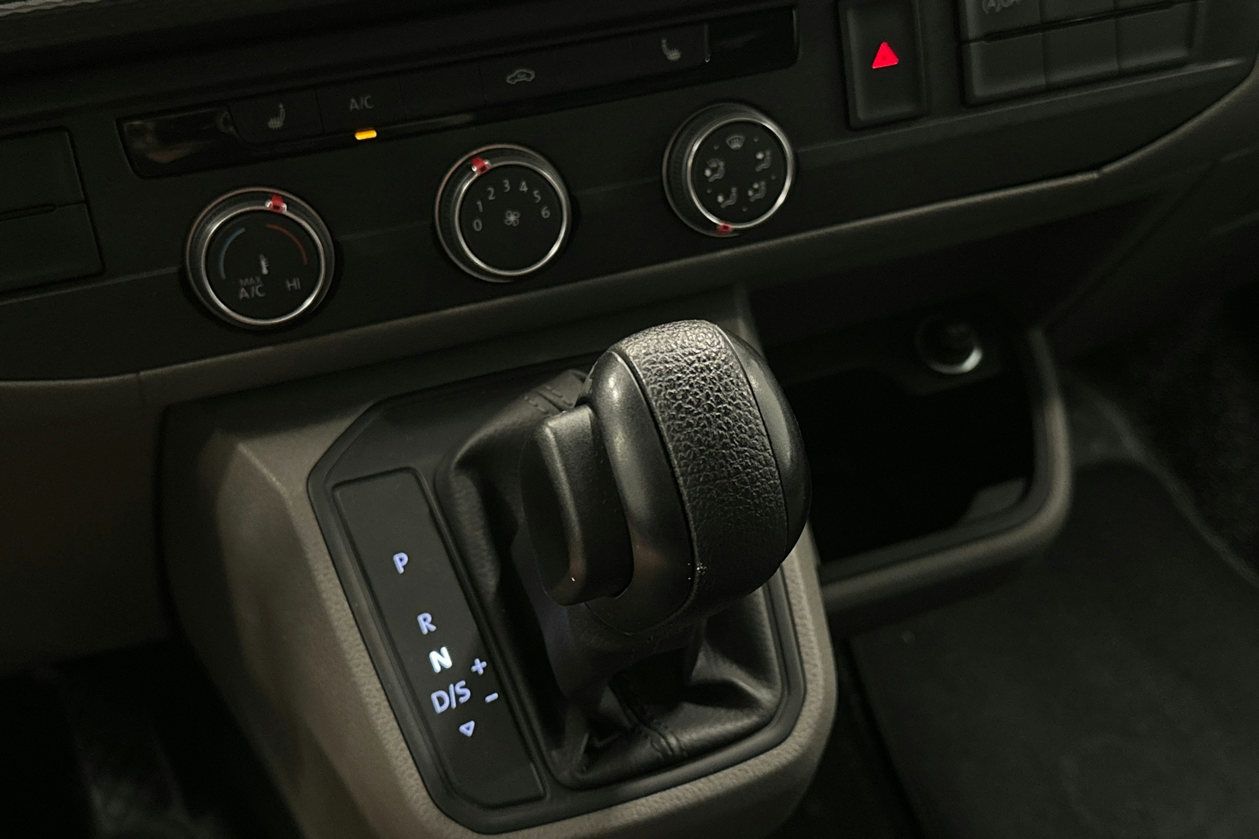 valkoinen Volkswagen Transporter 2020 kuva 26.