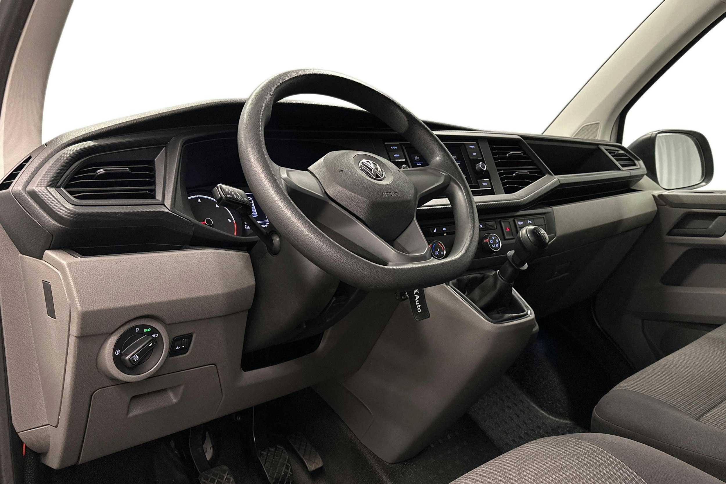 valkoinen Volkswagen Transporter 2020 kuva 6.