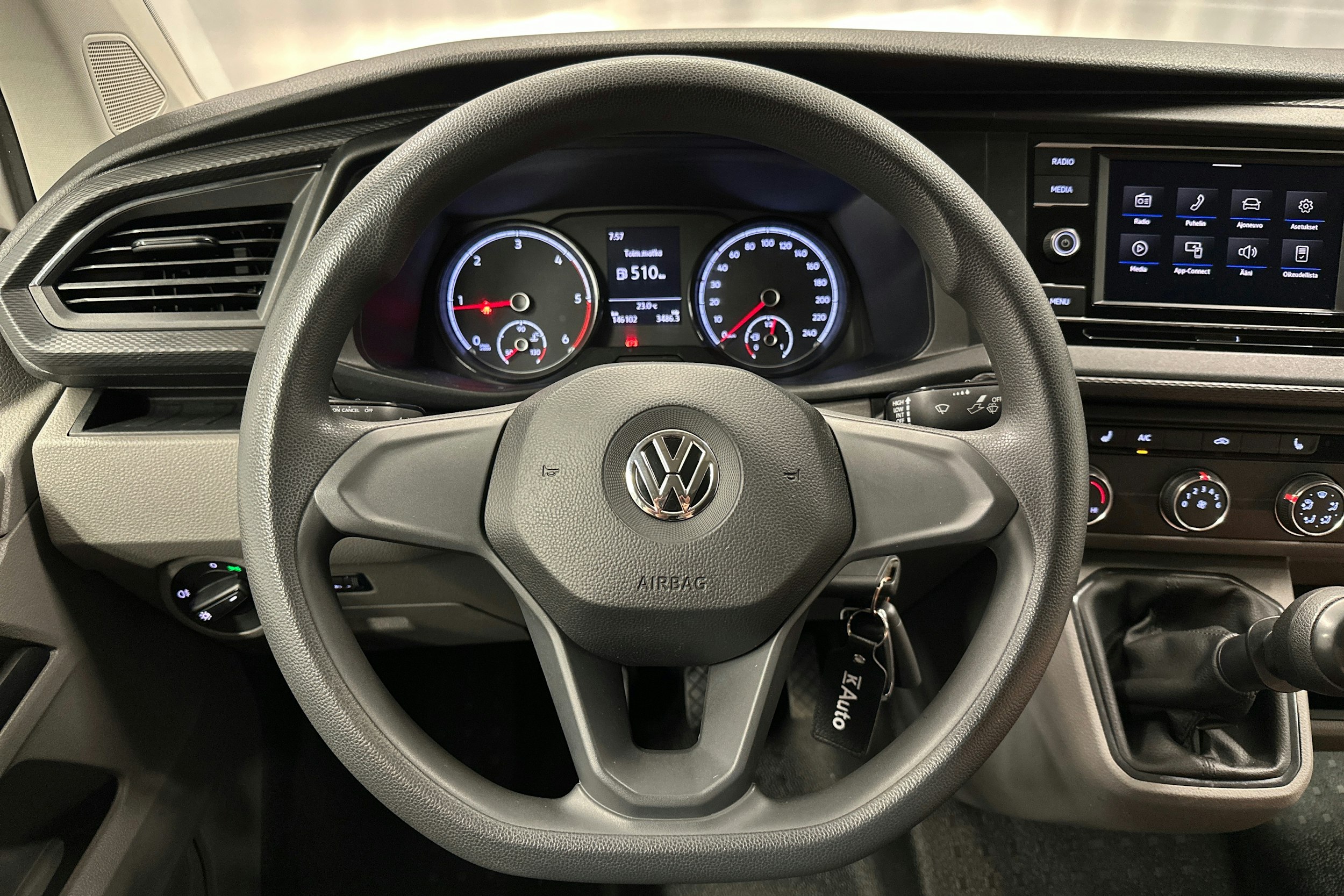 valkoinen Volkswagen Transporter 2020 kuva 10.