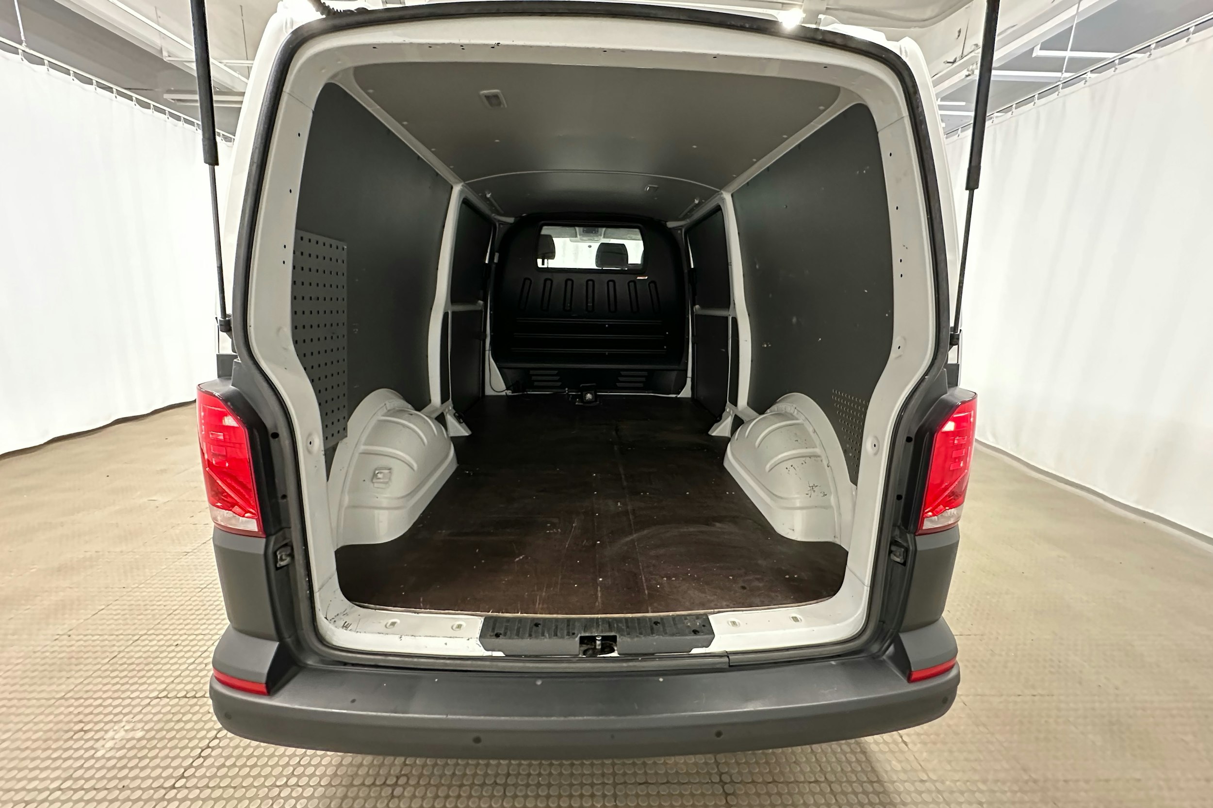 valkoinen Volkswagen Transporter 2020 kuva 18.