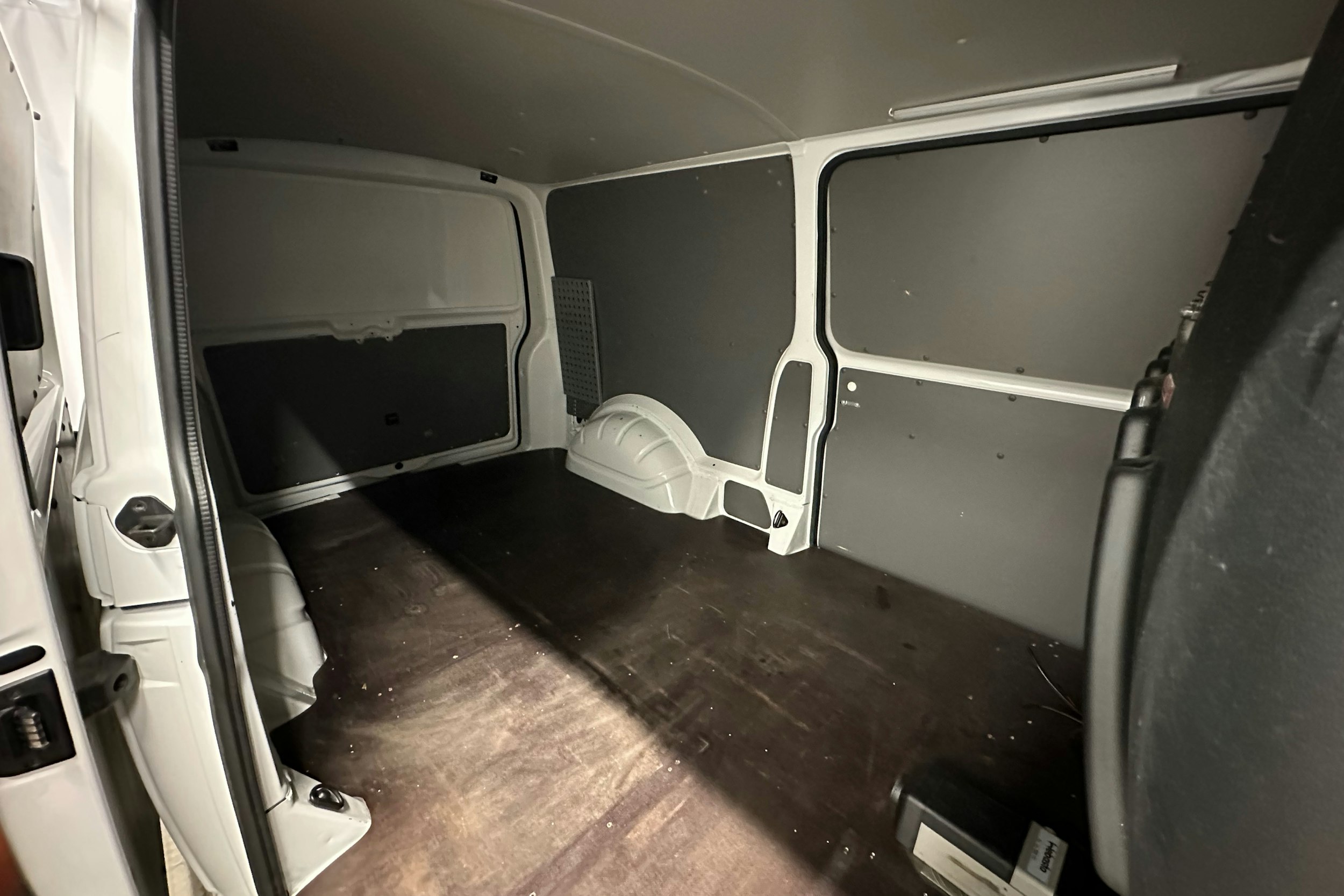 valkoinen Volkswagen Transporter 2020 kuva 19.