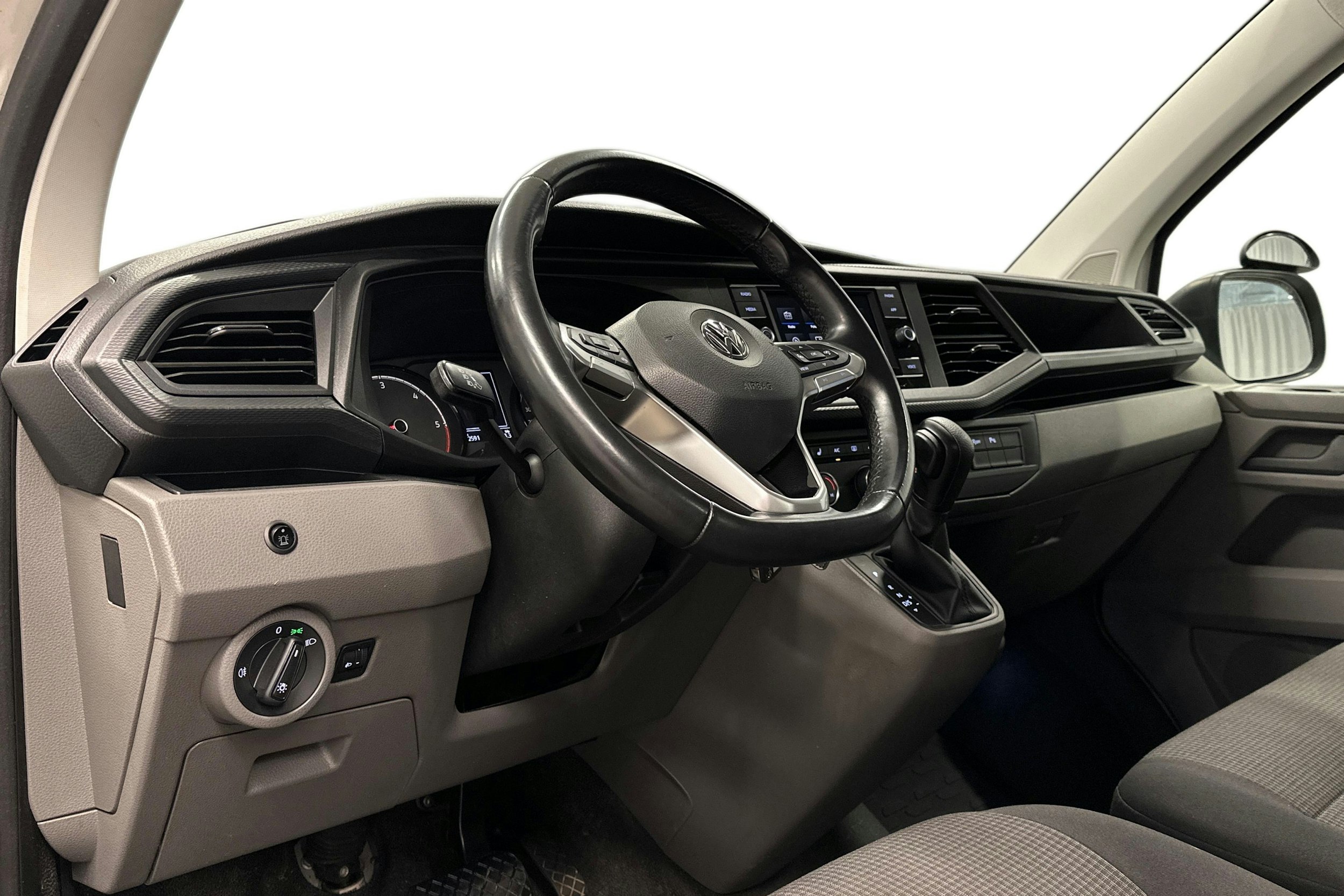 valkoinen Volkswagen Transporter 2020 kuva 6.